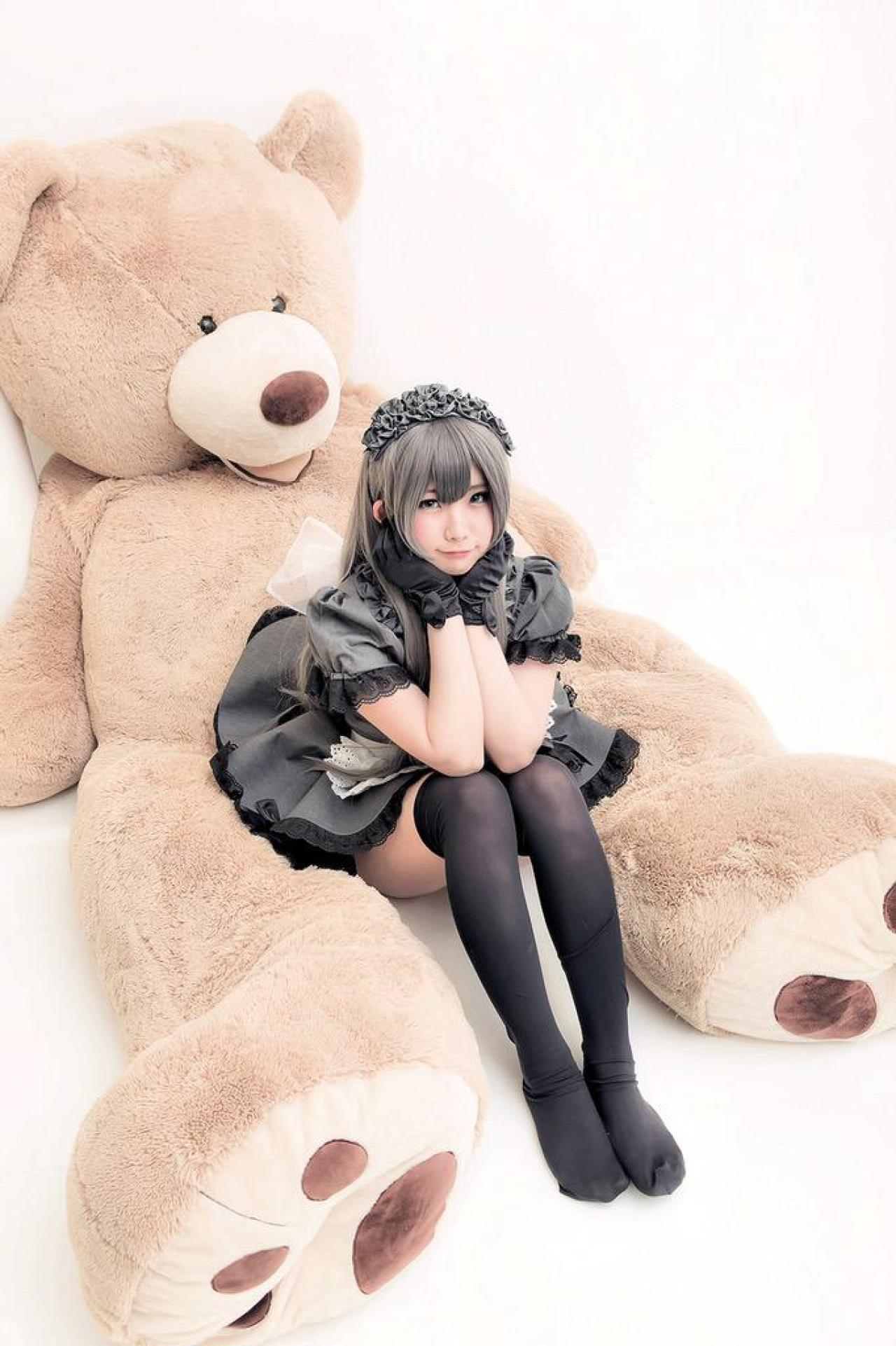 えなこEnako双手捧脸坐在泰迪熊怀里