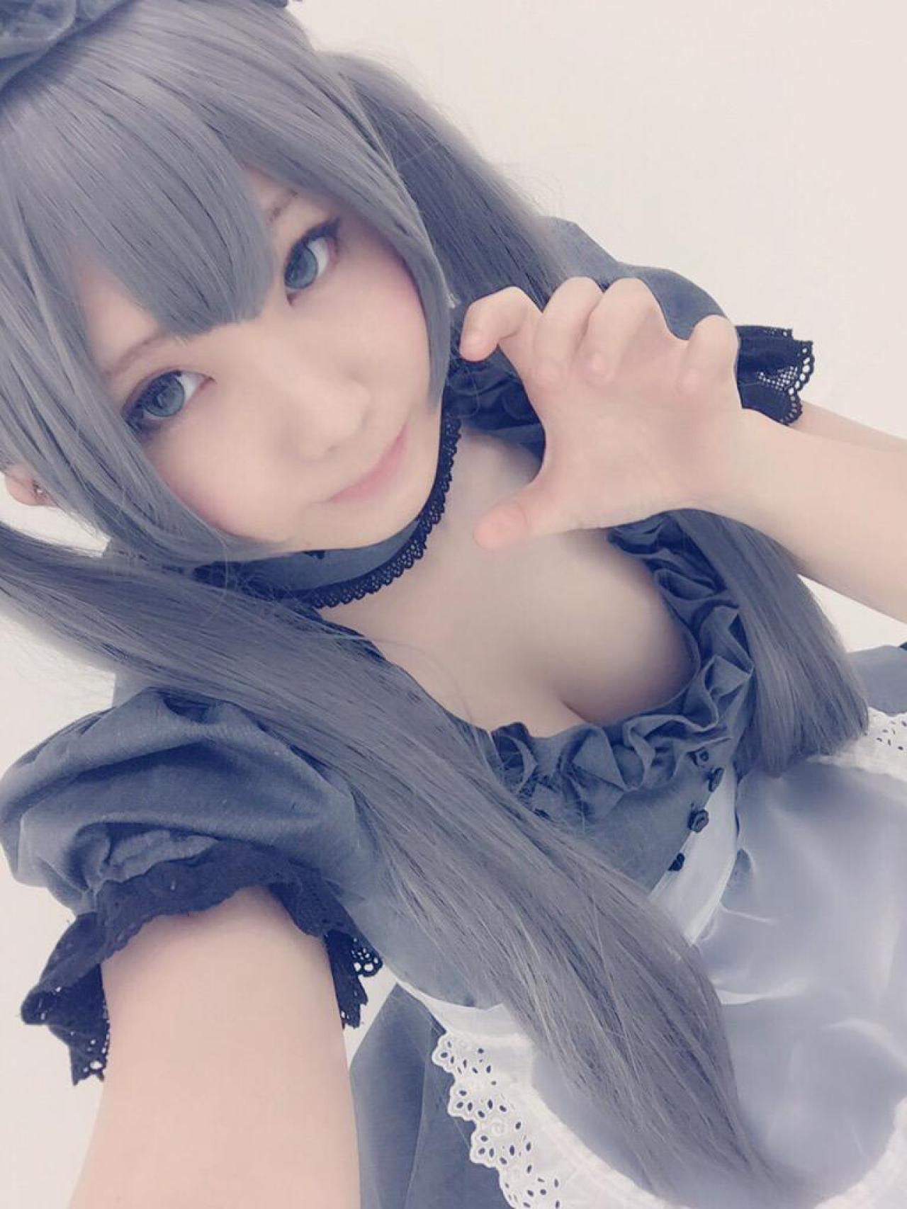 えなこEnako左手作猫爪，双马尾银发女仆装自拍