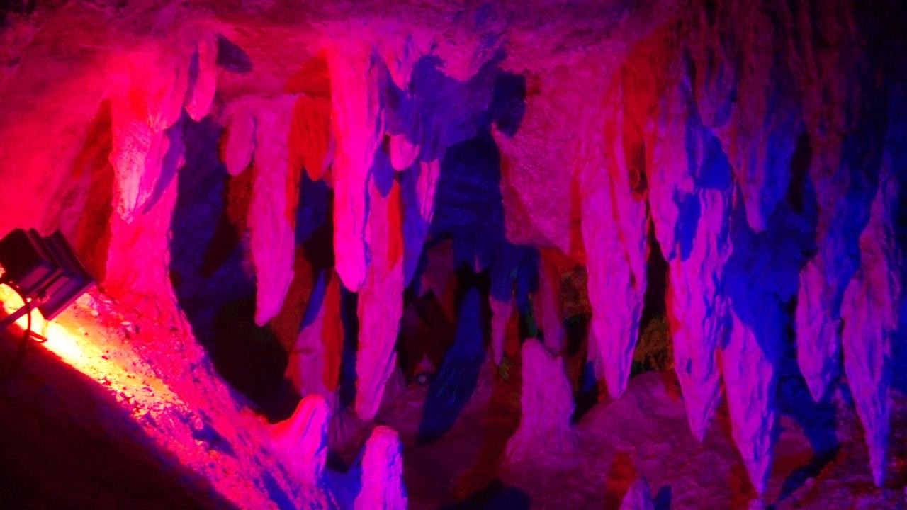 红色灯光下溶洞里钟乳石和石笋素材