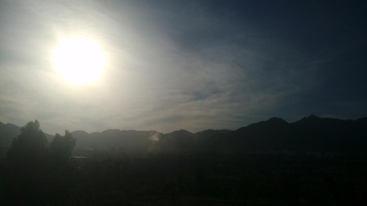 逆光下的太阳和沉睡的山城素材