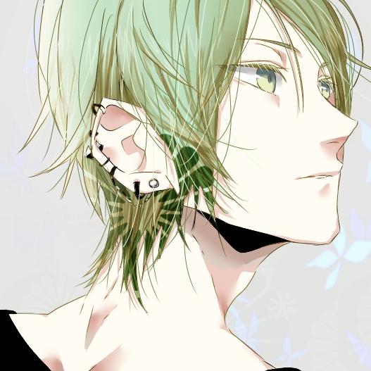 绿色长发和眼睛的戴着耳钉的男孩头像