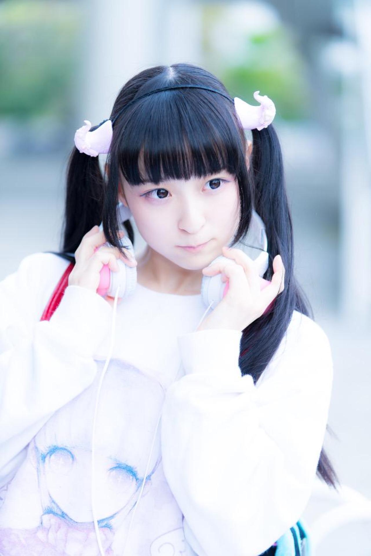 猫守ざーにゃ双手轻握耳机，抿嘴站姿：呐，那里有美味的点心