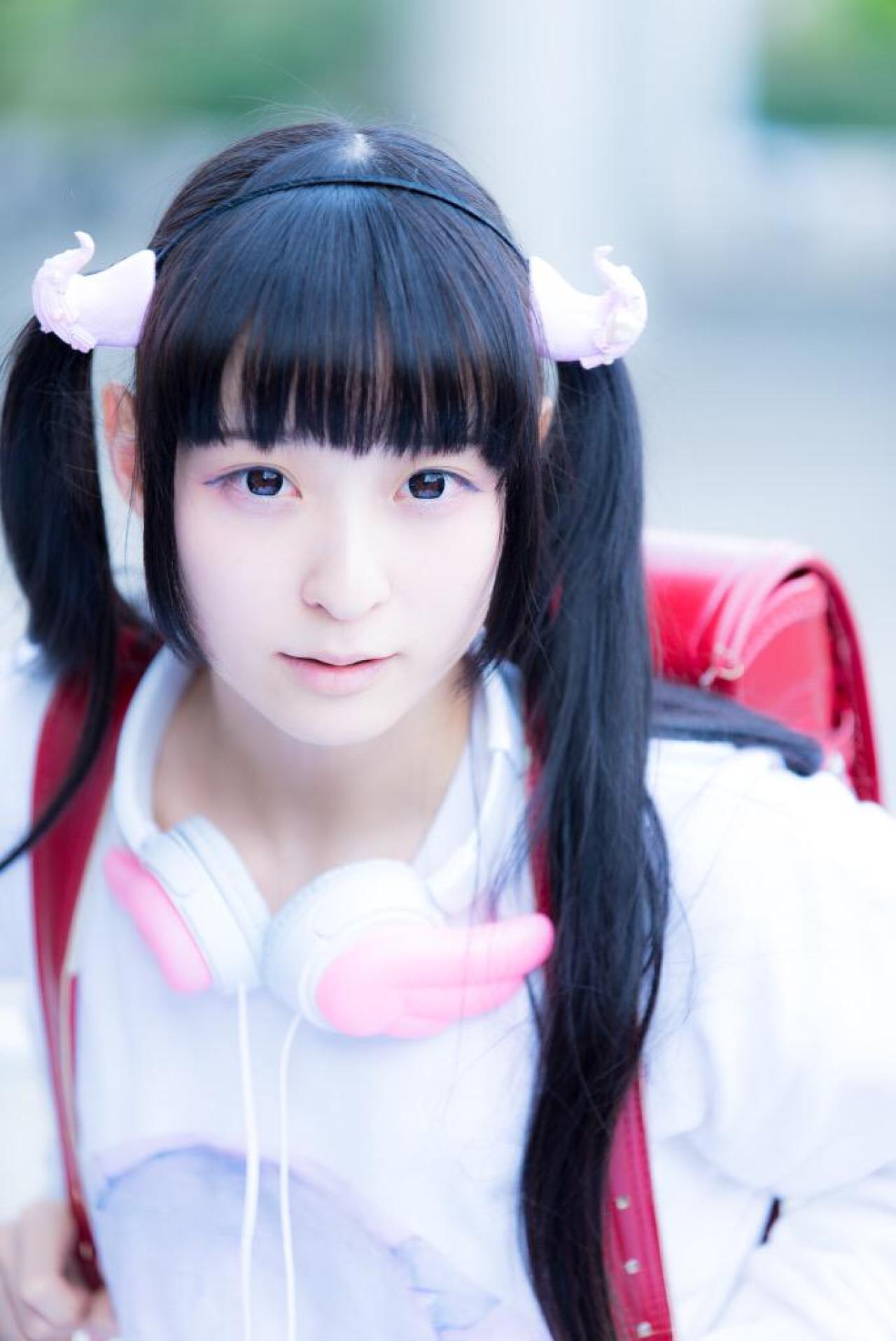 猫守ざーにゃ双手挎着双肩背包，前倾身体的站姿