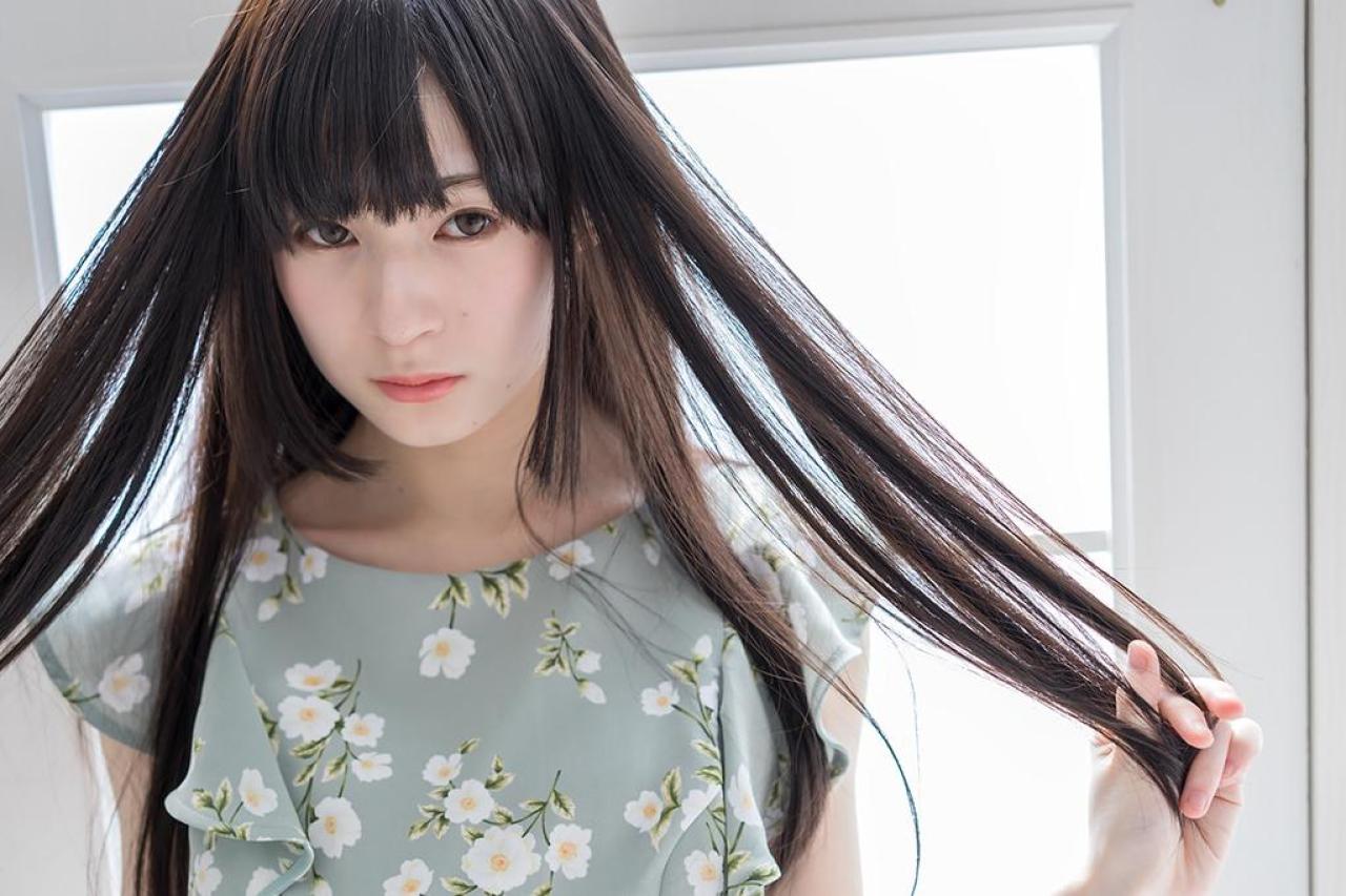 近衛りこ双手拉起长发的发梢 上半身