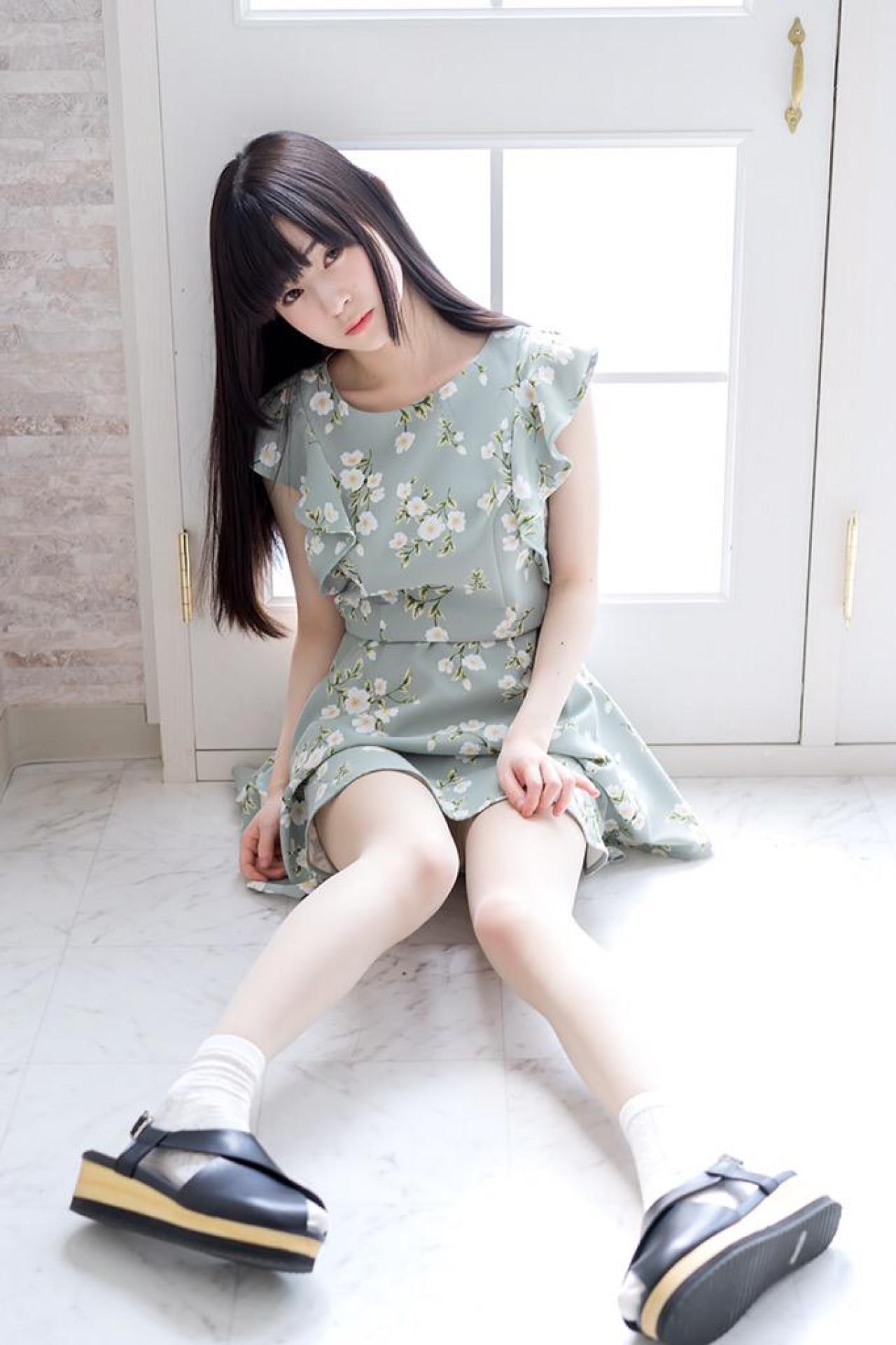 近衛りこ轻靠窗框，坐在落地窗前，向右歪着头，正面