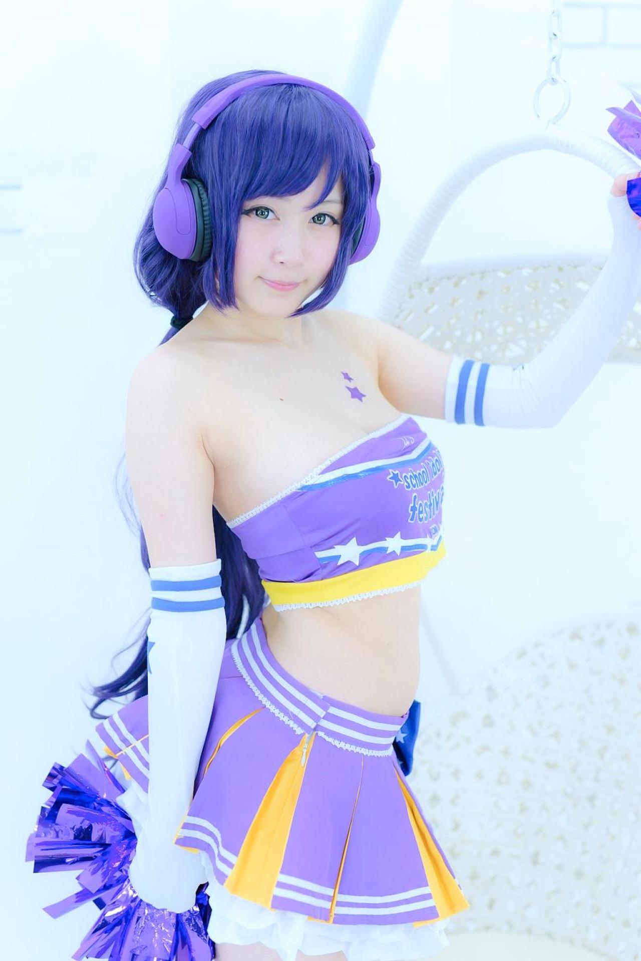 御伽ねこむ扮东条希右手扶着吊篮，左手放在身后，侧身站姿