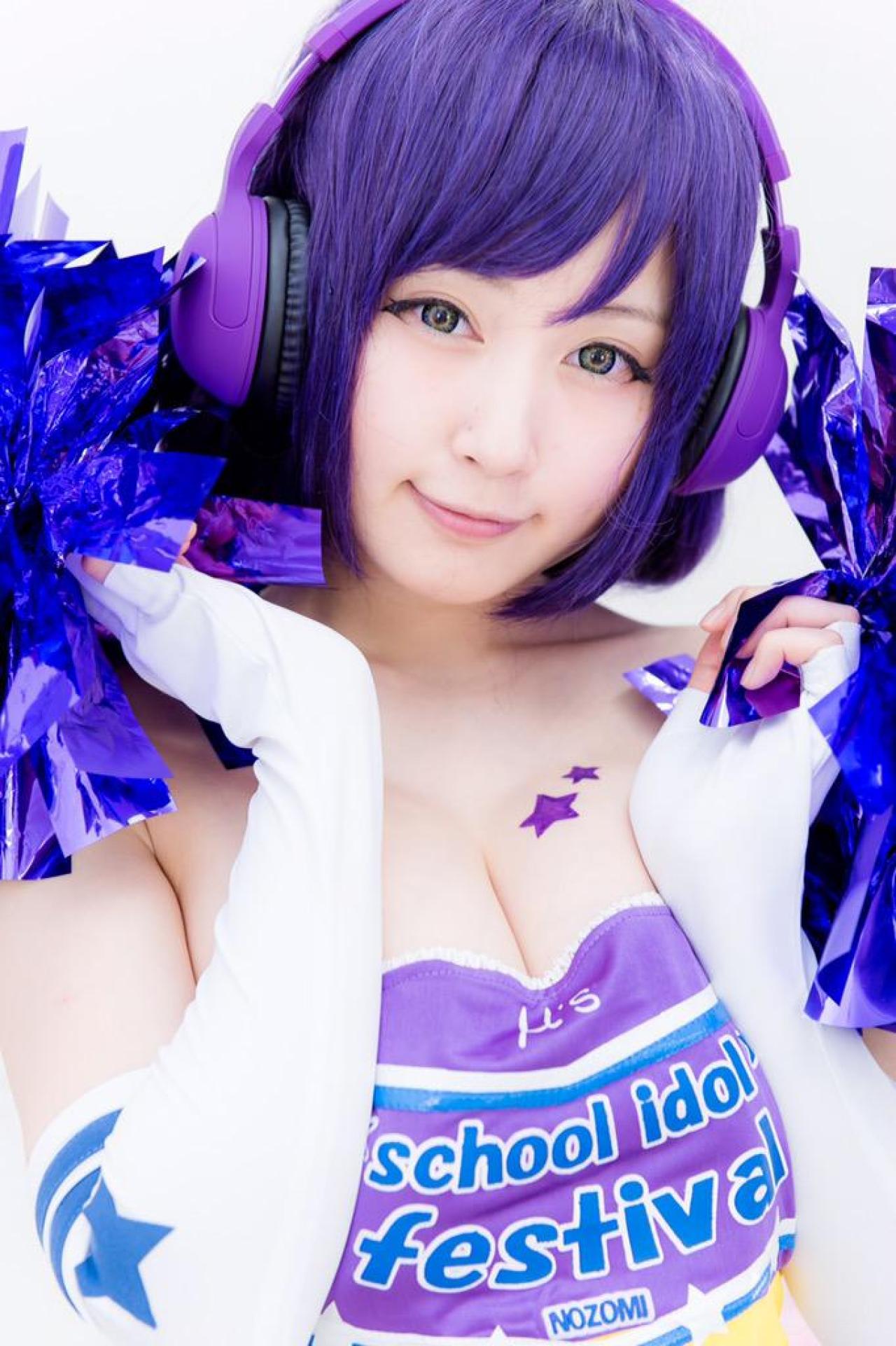 御伽ねこむ扮东条希双手拿着拉拉队花球，放在脸颊两侧