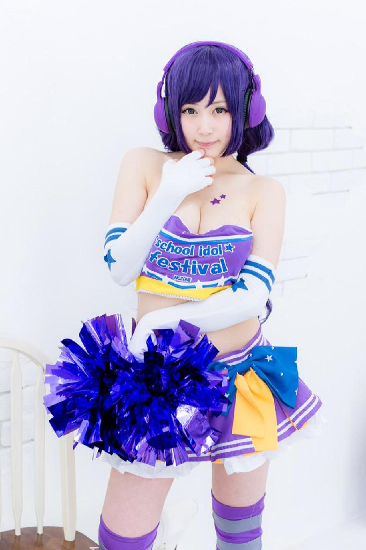 御伽ねこむ扮东条希左手拿着拉拉队花球，左手轻扶下巴，站姿