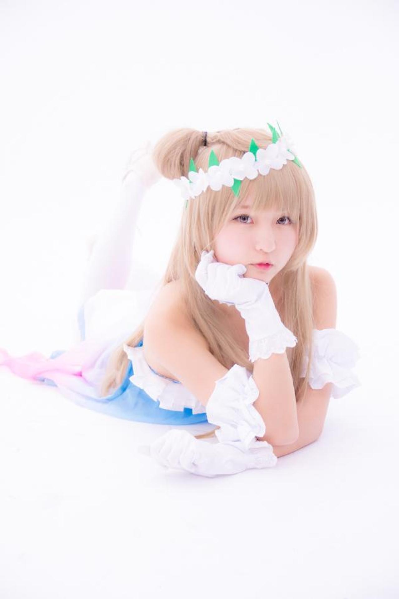 あんにゅい豆腐扮南小鸟右手撑着下巴 3/4侧面趴姿