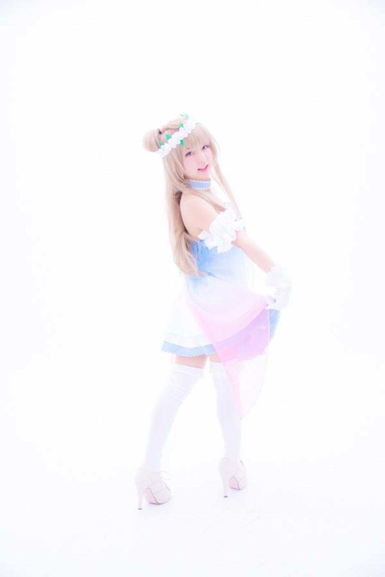 あんにゅい豆腐扮南小鸟双手拉起裙摆 回眸站姿