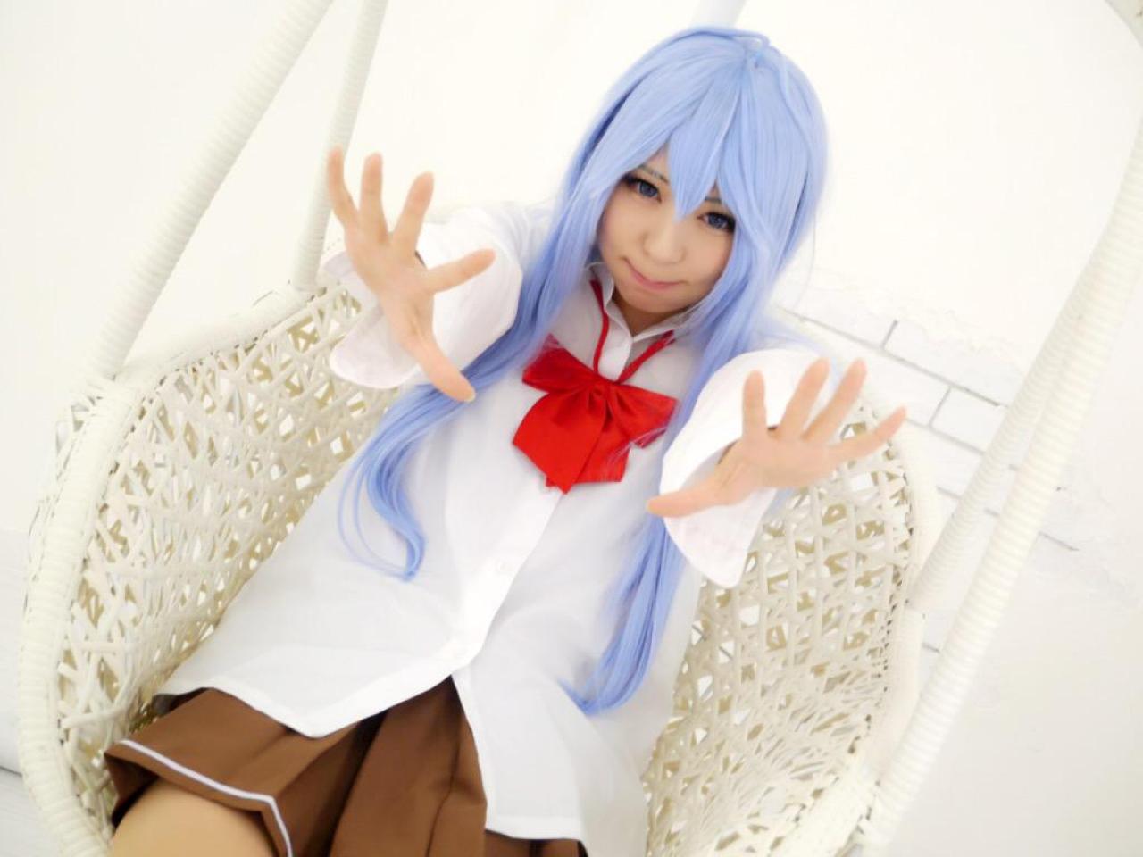 まゆふぁむ扮藤和艾莉欧坐在篮子里，双手伸出，五指张开，抿嘴卖萌