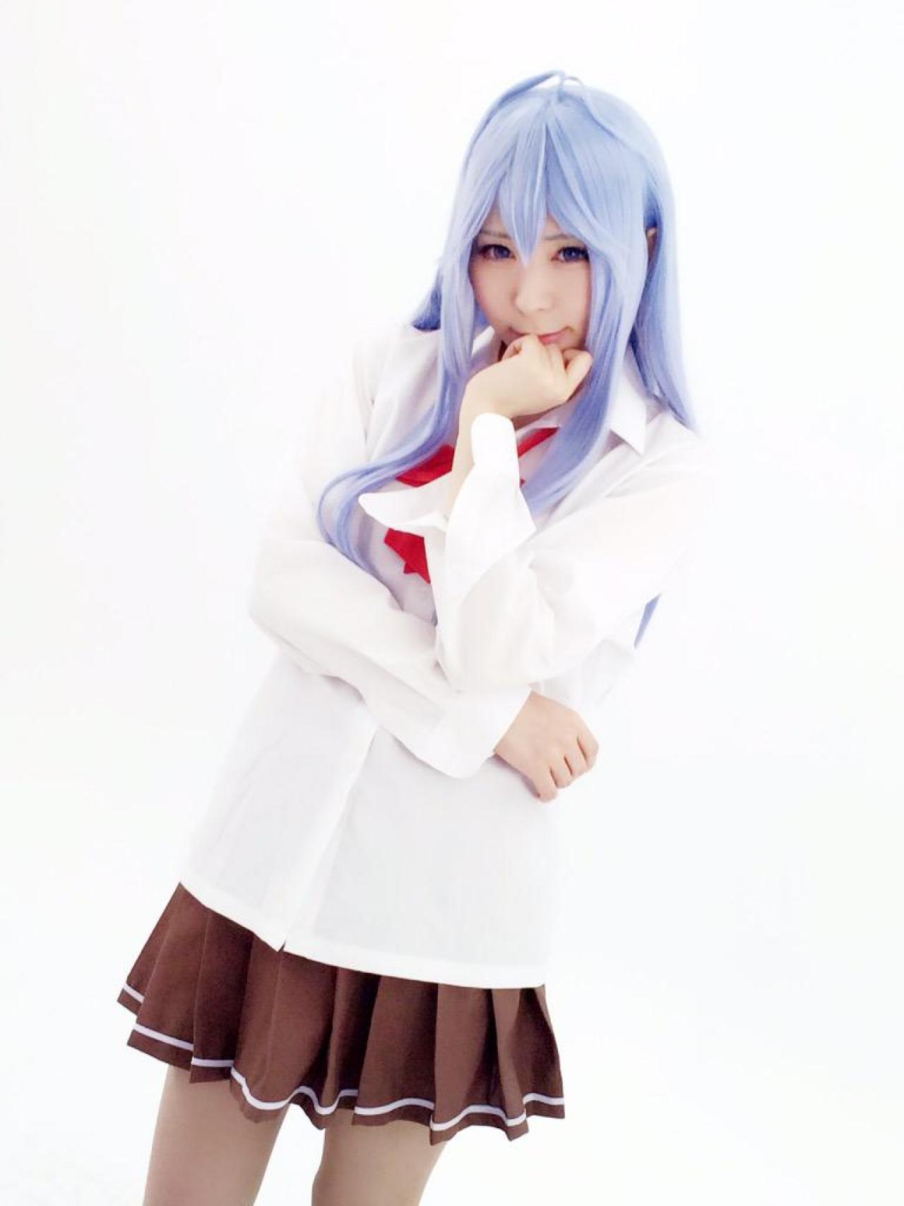 まゆふぁむ扮藤和艾莉欧左手轻扶下巴站姿