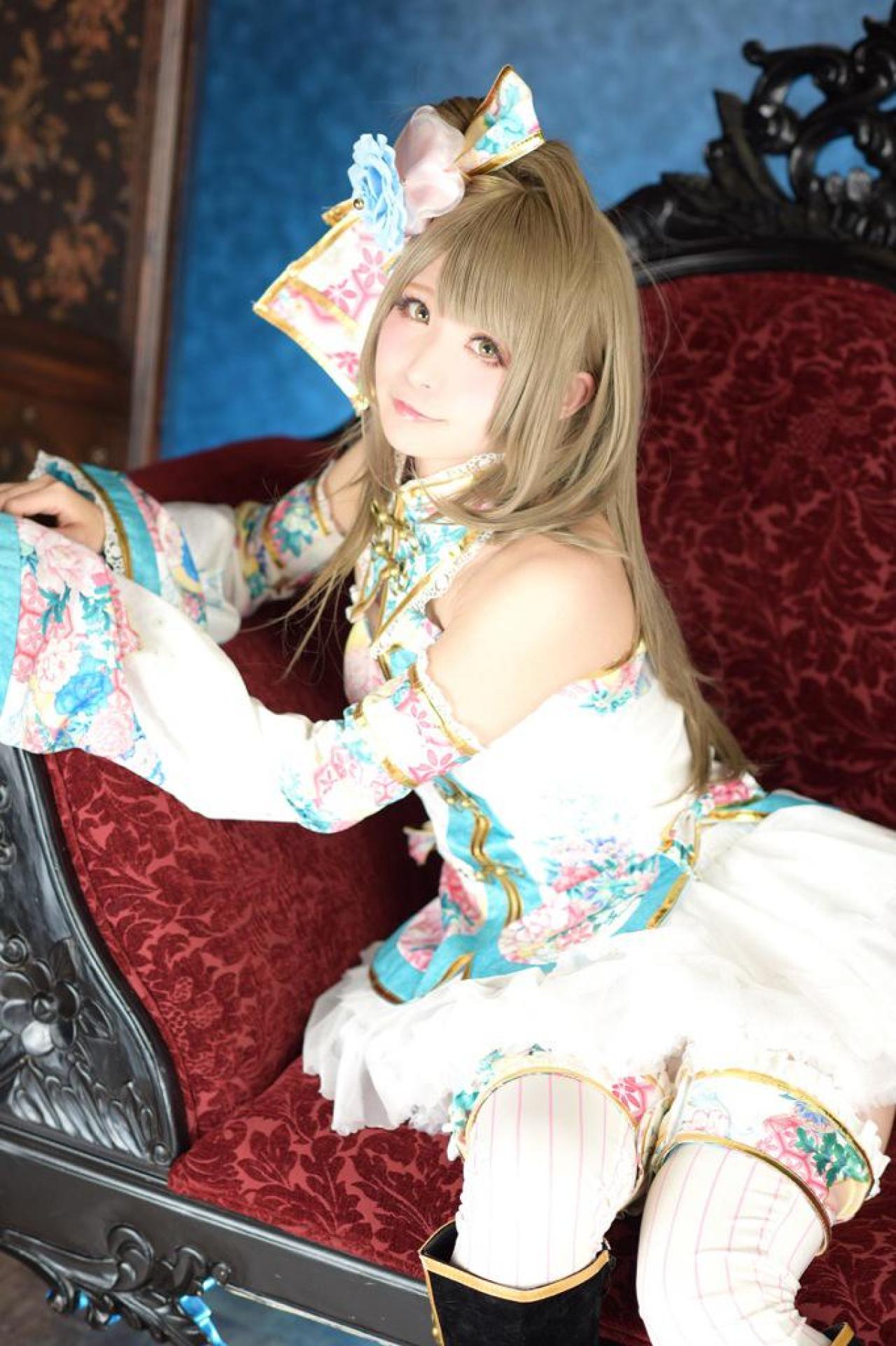 茉夏扮南小鸟坐在宫廷椅上