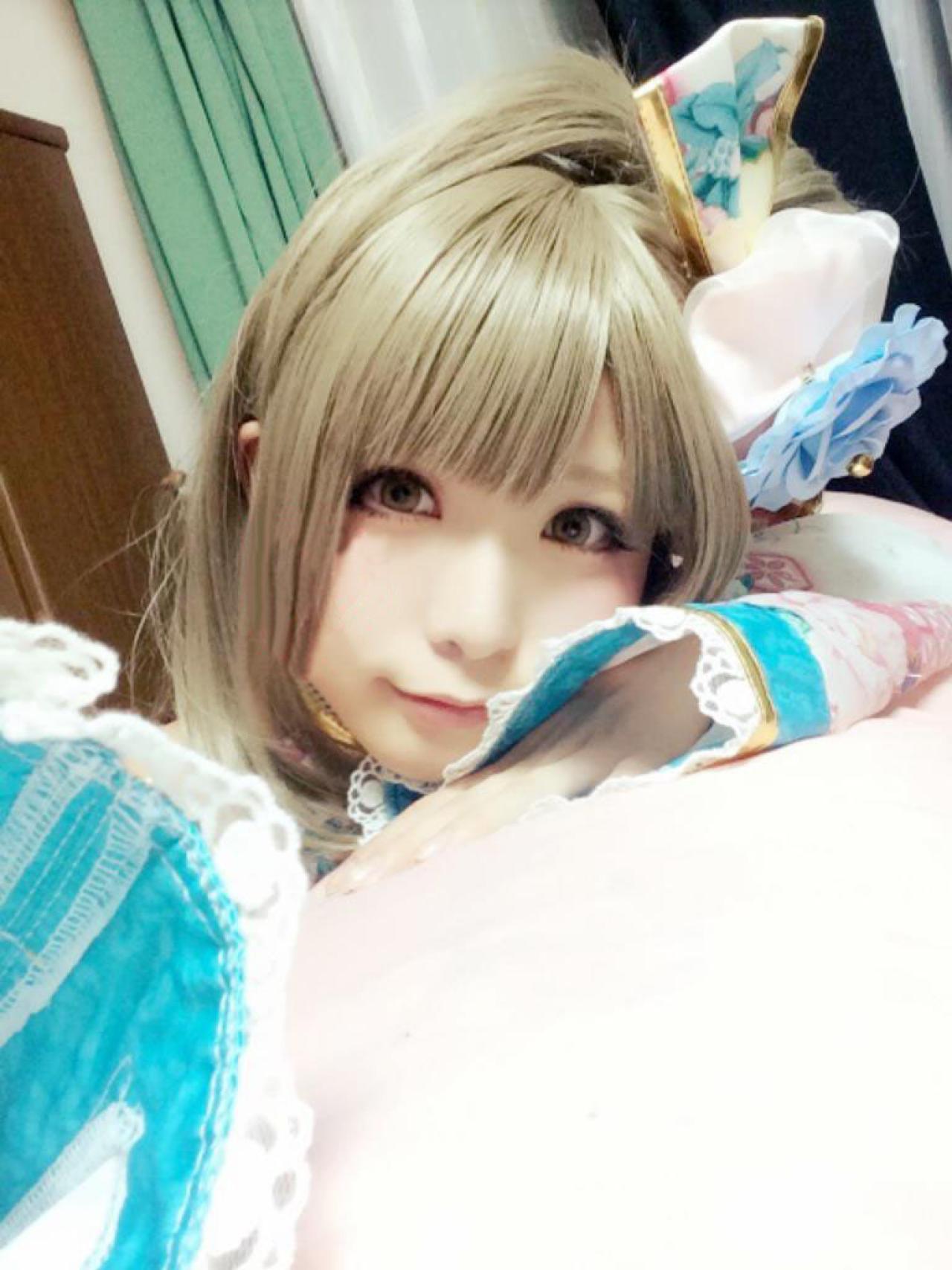 茉夏扮南小鸟扒桌卖萌自拍
