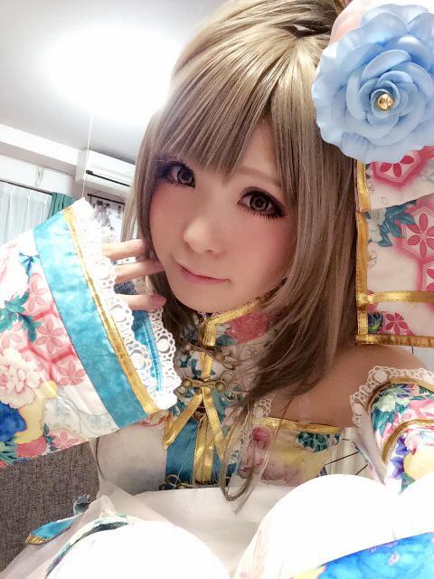 茉夏扮南小鸟轻抚刘海儿自拍