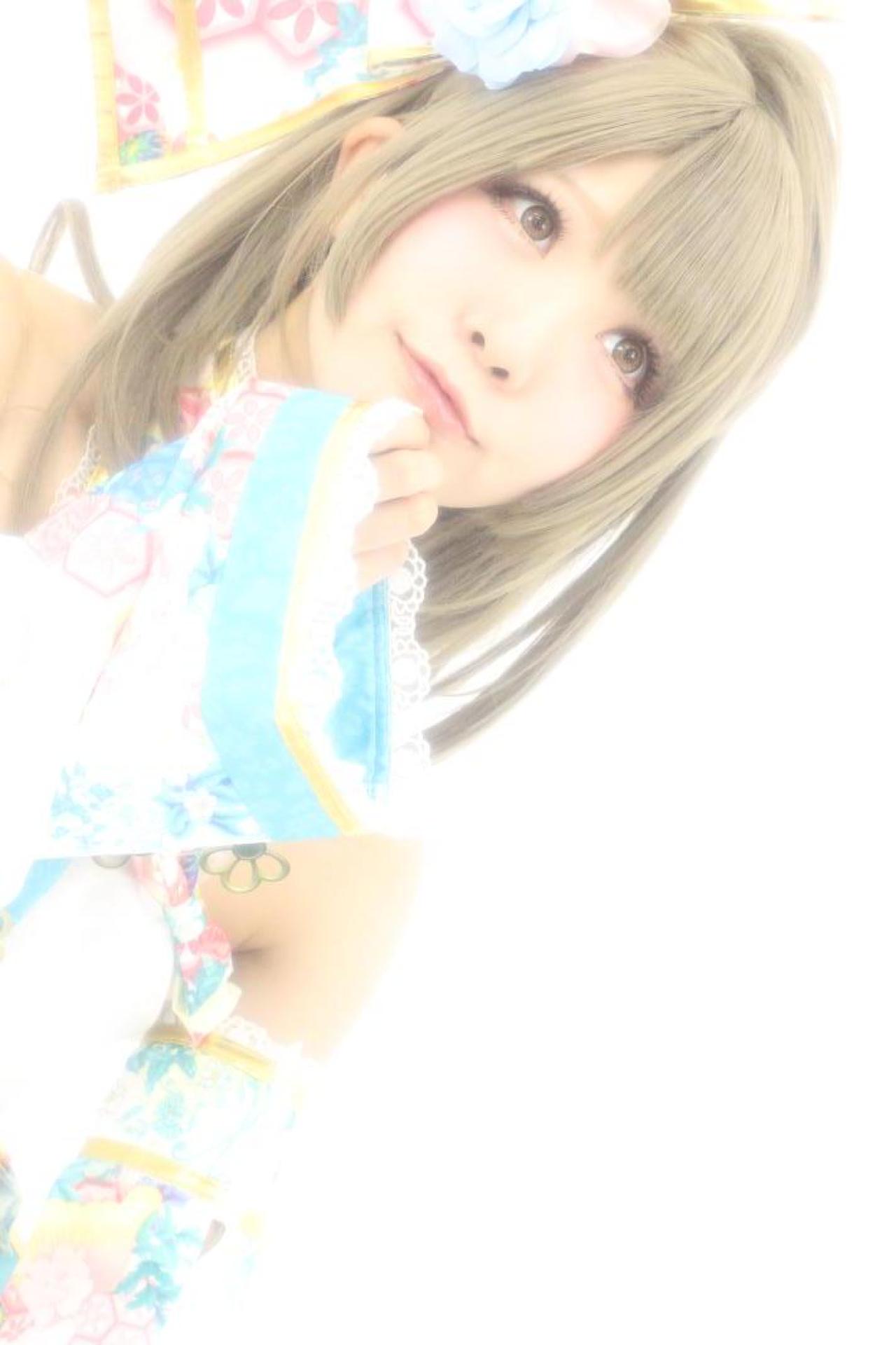 茉夏扮南小鸟抬起袖口轻扶下巴，仰望而视 正面 立幅