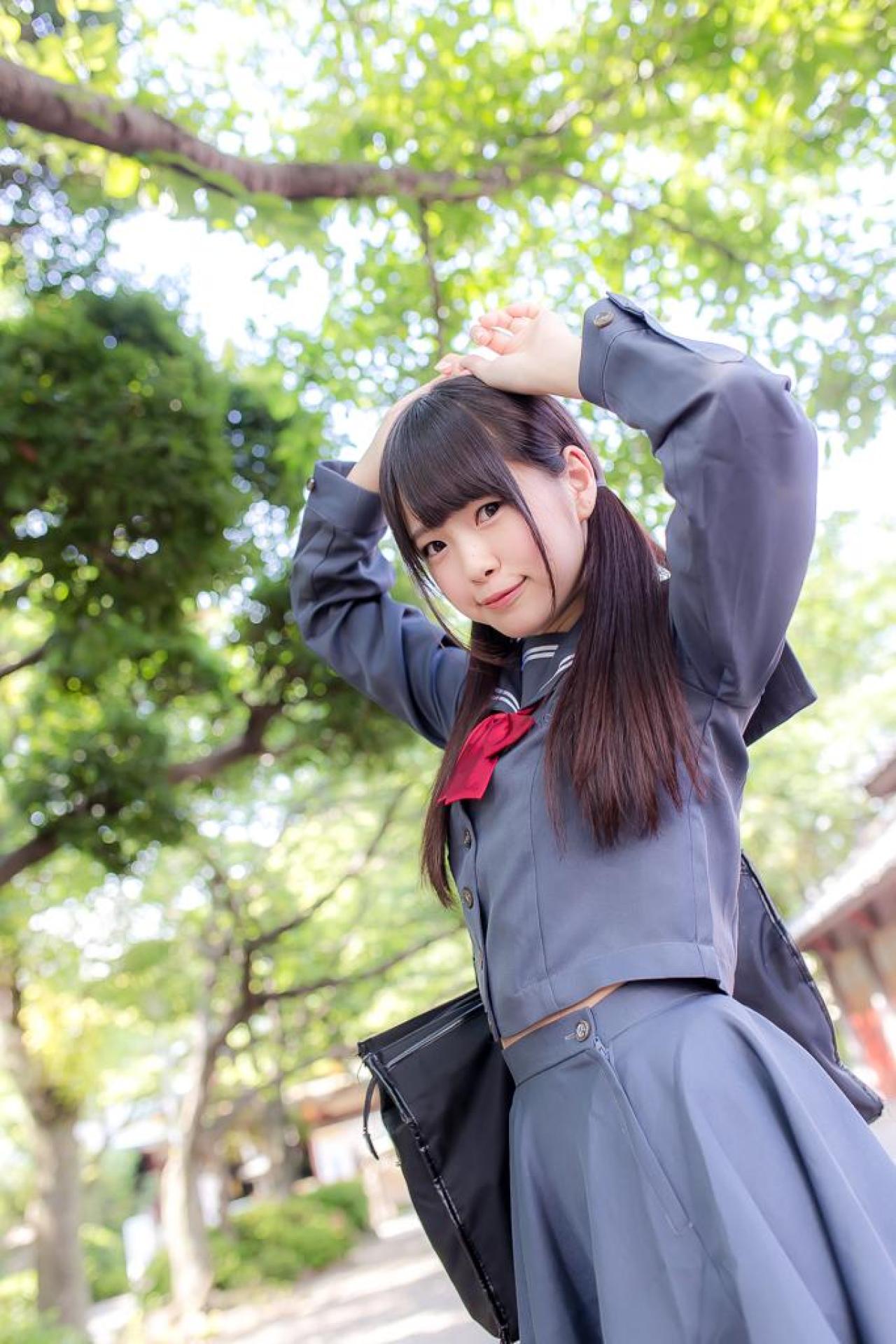 雨宮小铃举起双手，放在额头两侧，3/4侧面 站姿