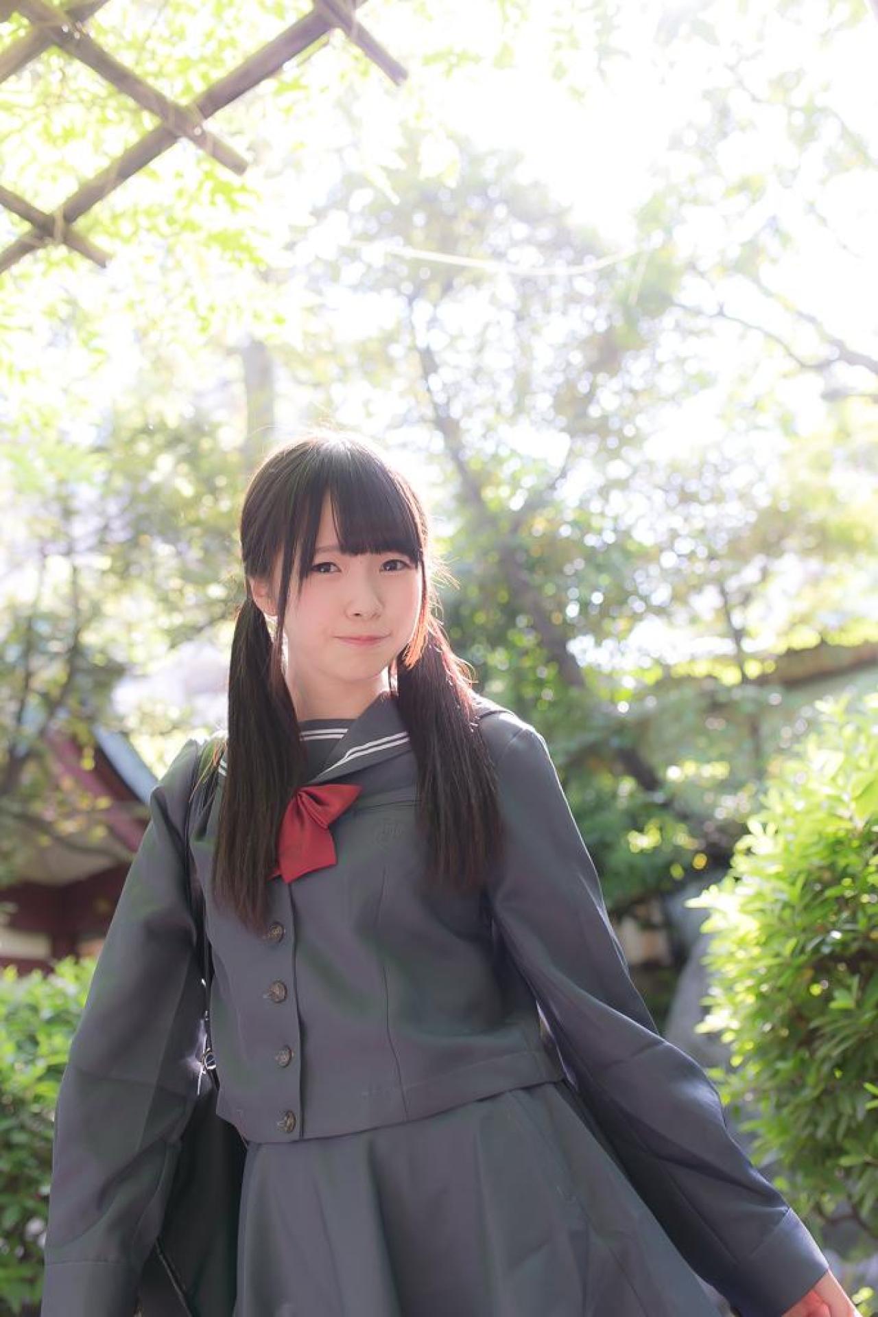 雨宮小铃绿荫小径上挂包站姿