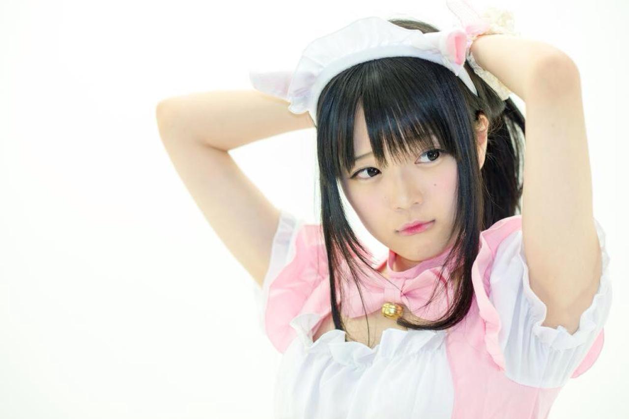 まきろん扮女仆双手贴在脑后 上半身