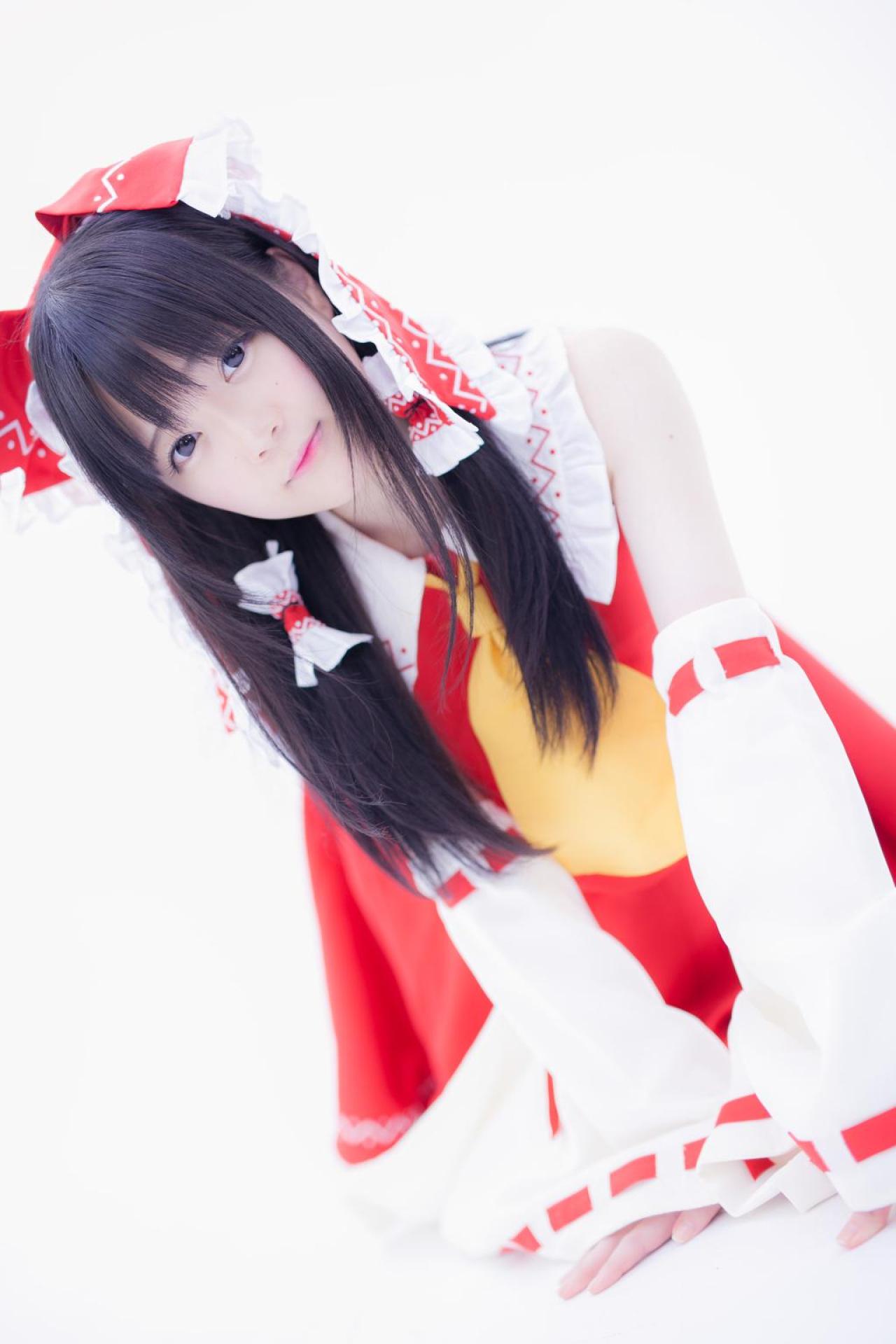 まきろん扮博丽灵梦双手撑地 趴姿