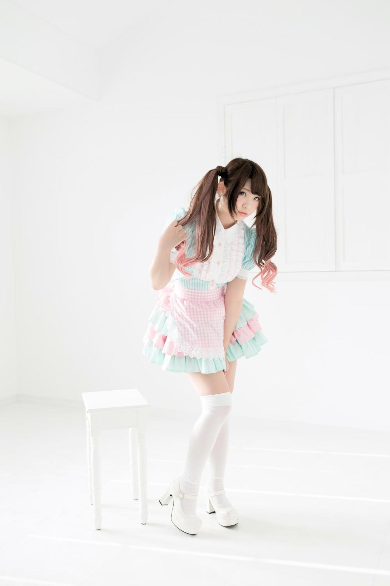 enakoえなこ扮女仆站在白色凳子旁 正面全身