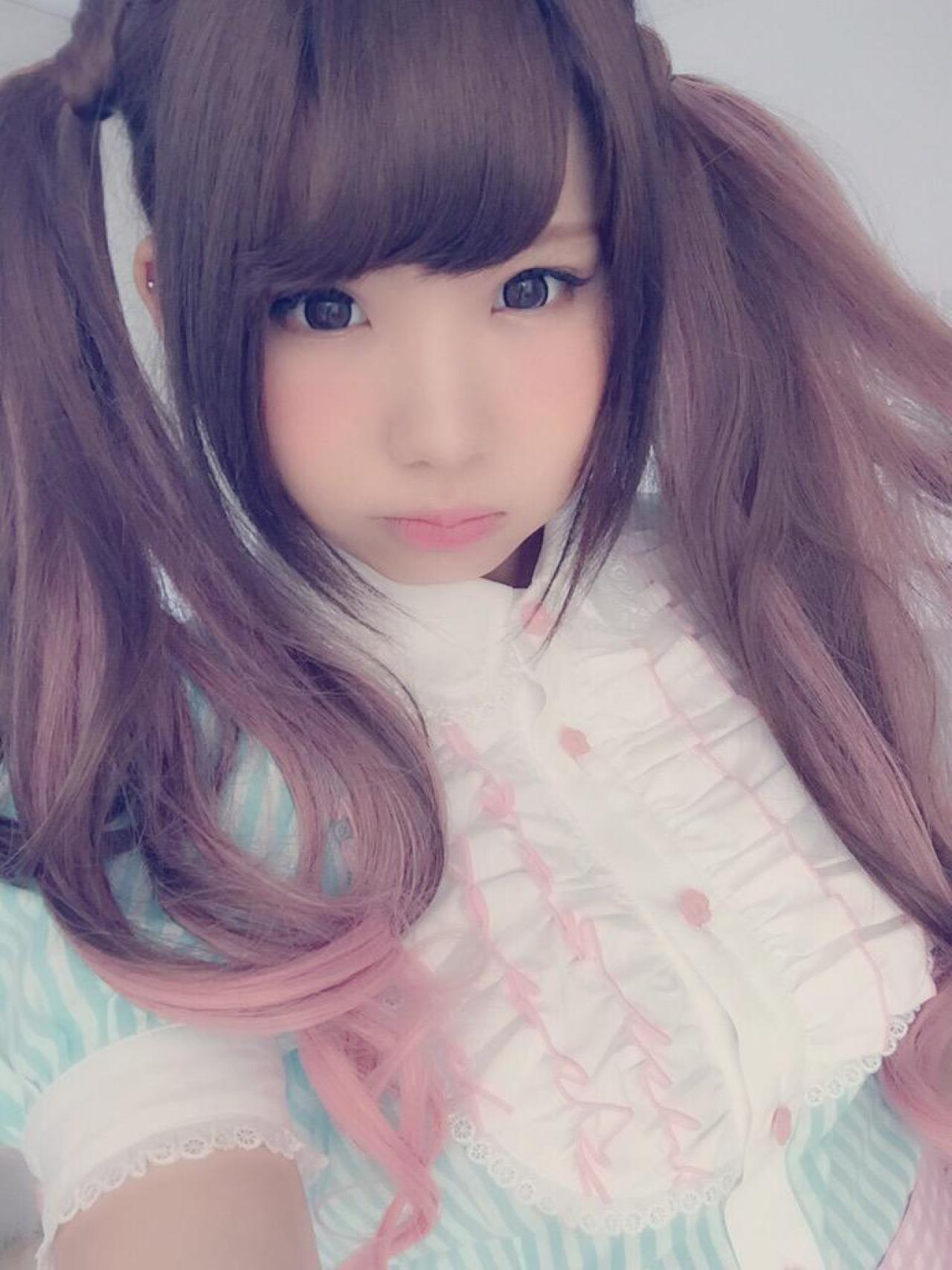 enakoえなこ扮女仆抿嘴卖萌自拍