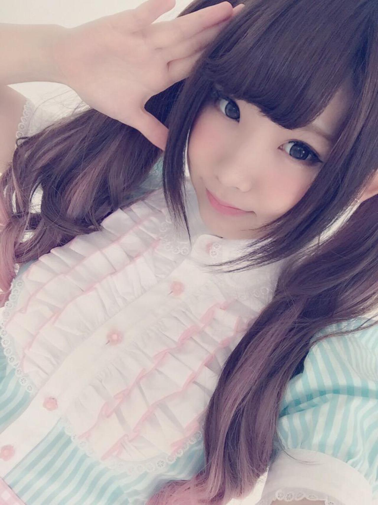 enakoえなこ扮女仆右手贴在刘海儿自拍