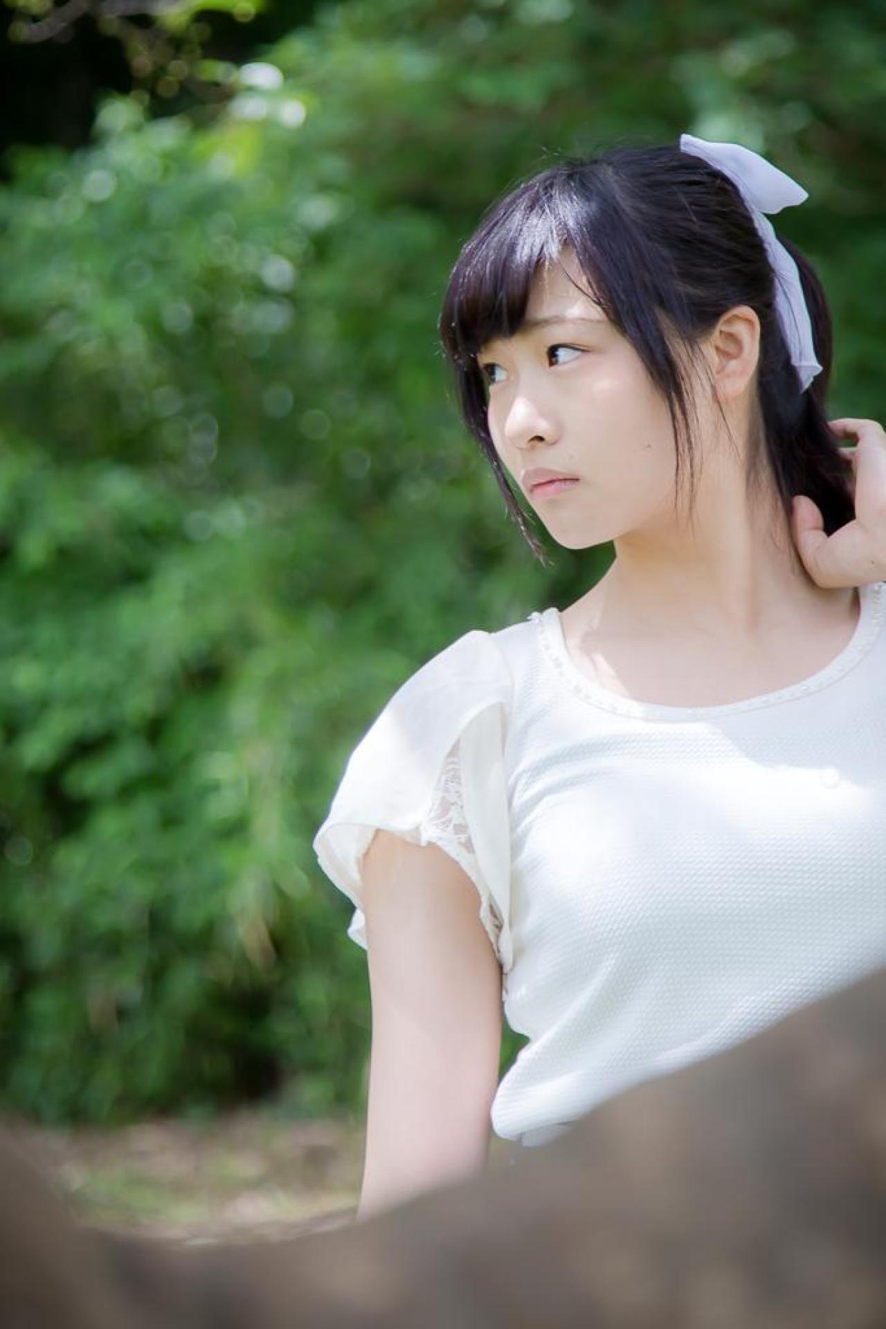 まいあむさん向侧方看去，轻抚马尾