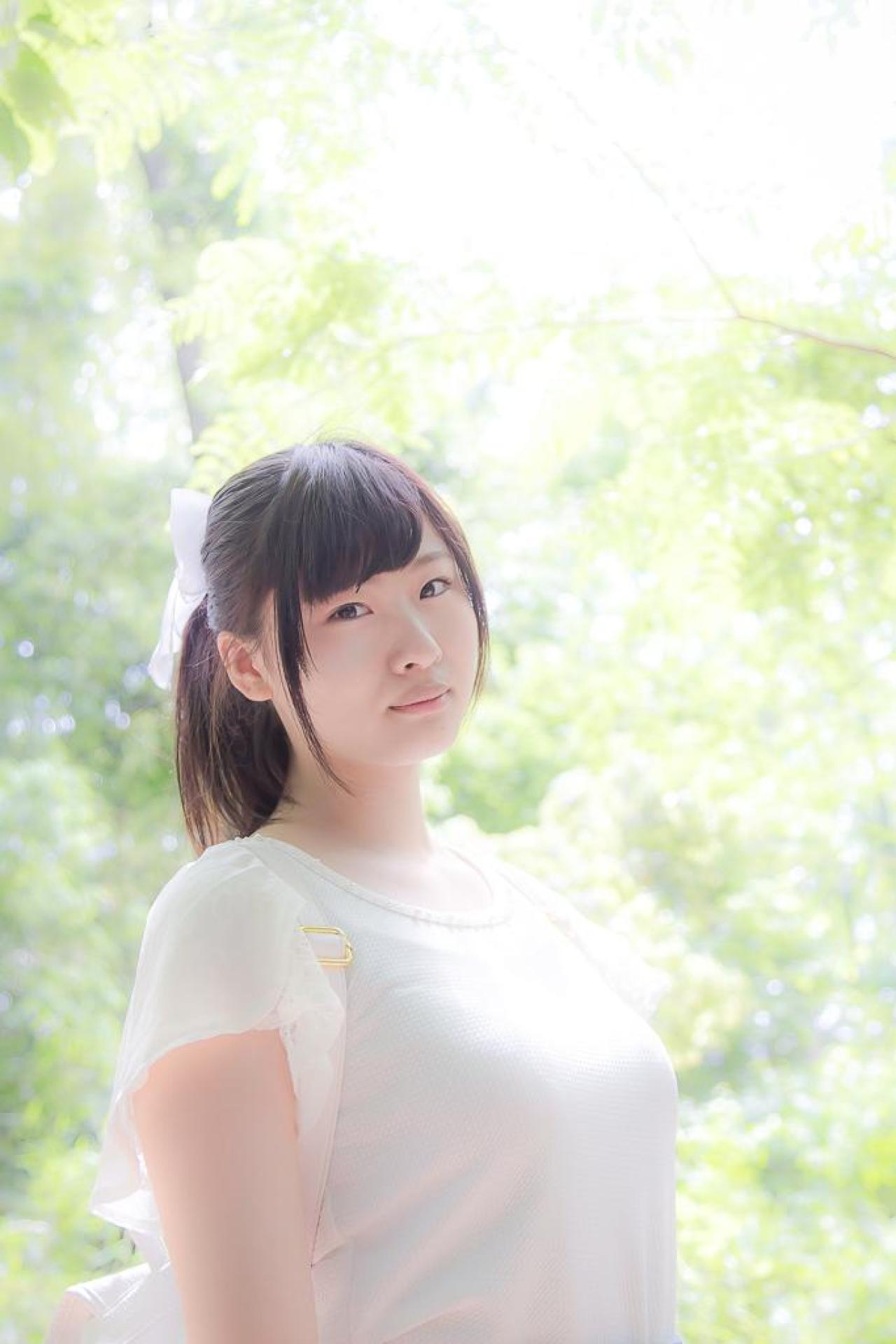 まいあむさん站在树荫中 3/4侧面