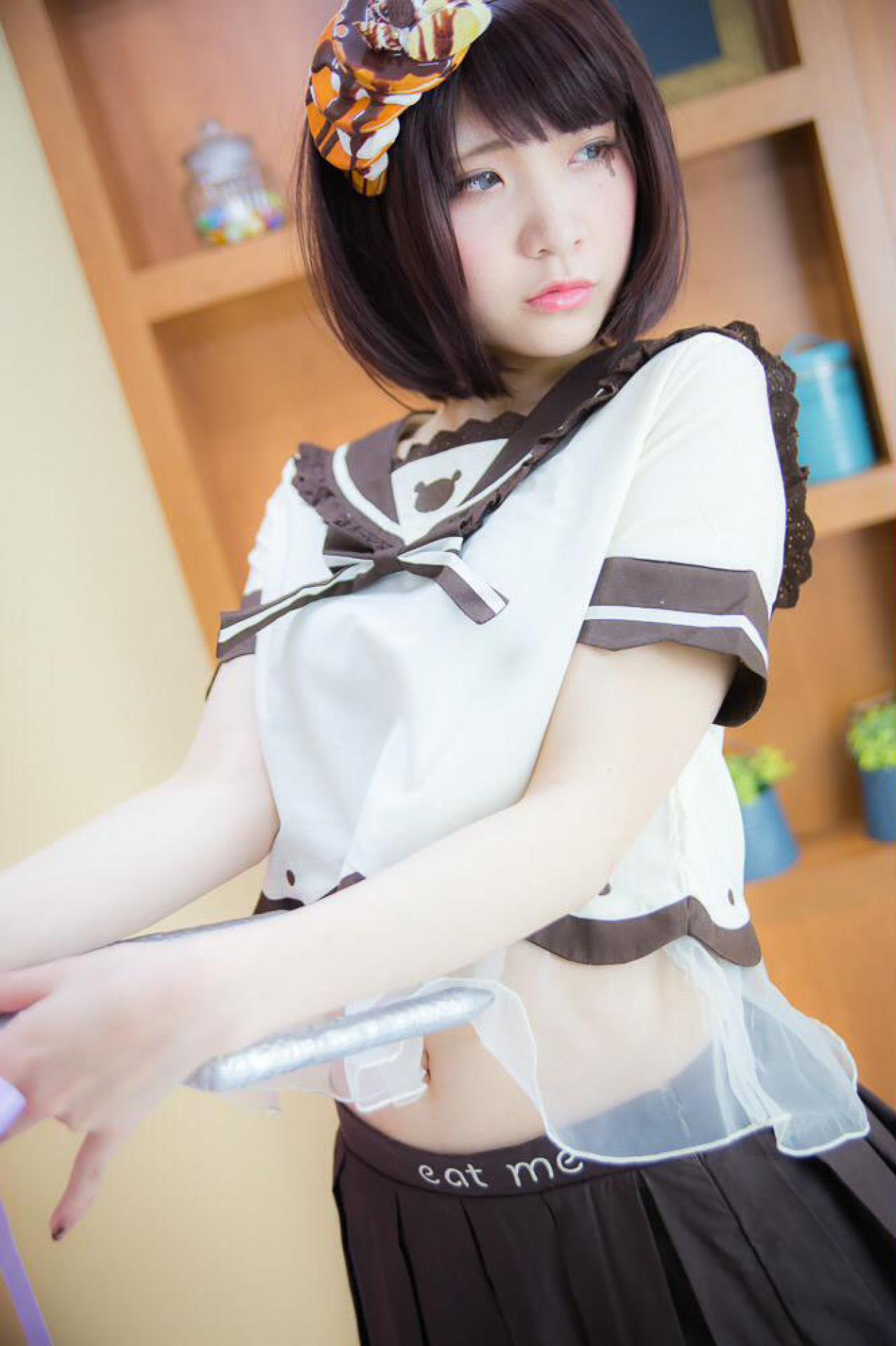 唄汰音おれぱ扮巧克力娘双手抱着叉子站在展示柜前 3/4侧面