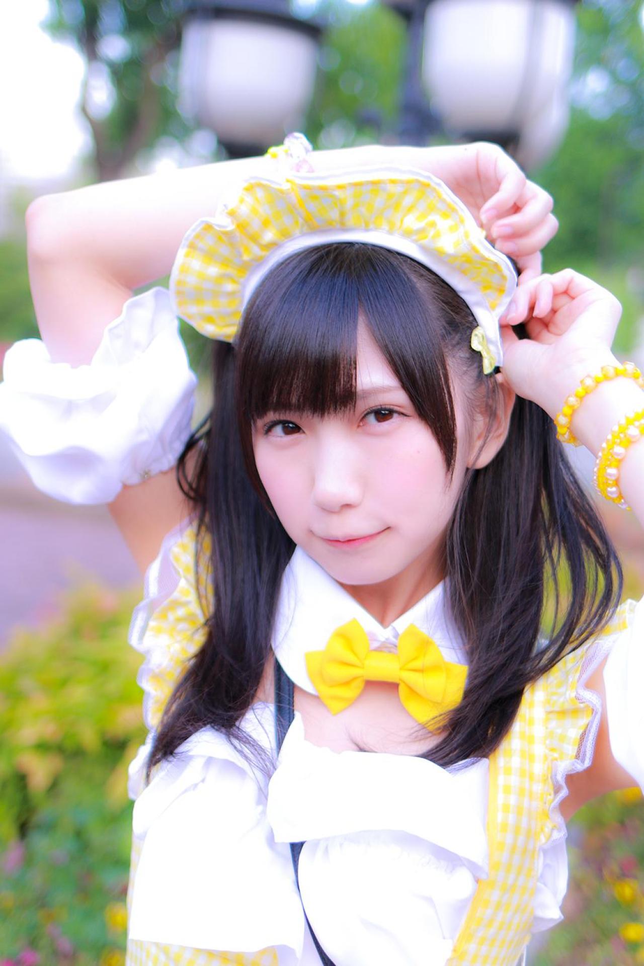 小日向くるみ扮女仆抬起双臂，放在头后，清理女仆发饰 上半身 正面