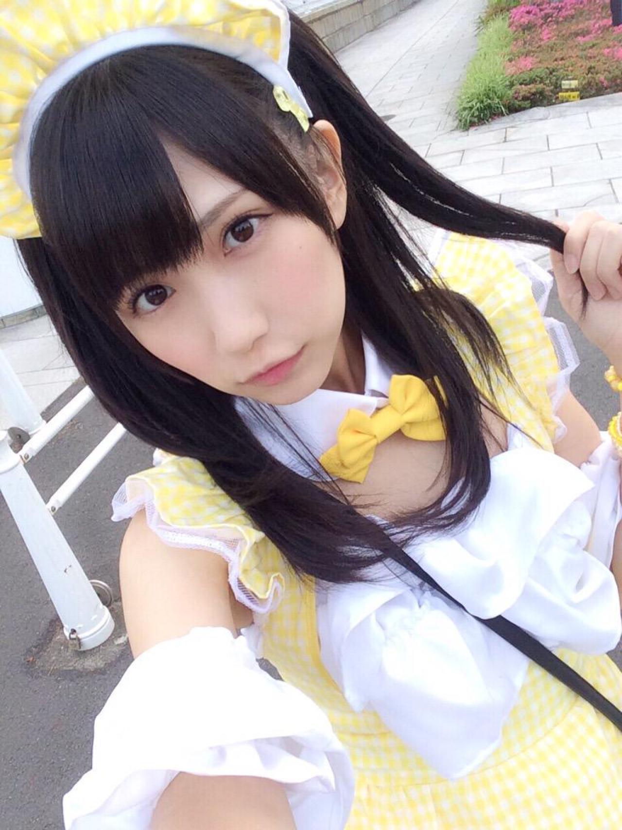 小日向くるみ扮女仆左手轻捋发束自拍