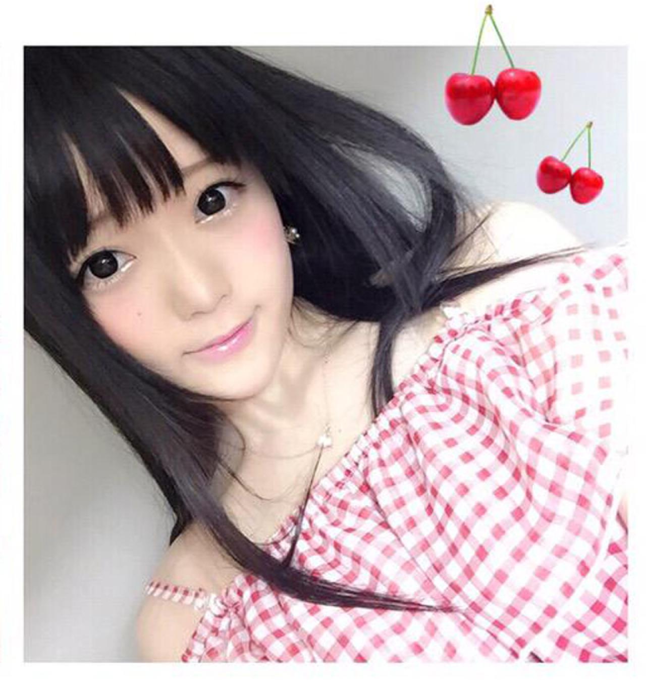 まきろん穿草莓格子连衣裙微笑自拍