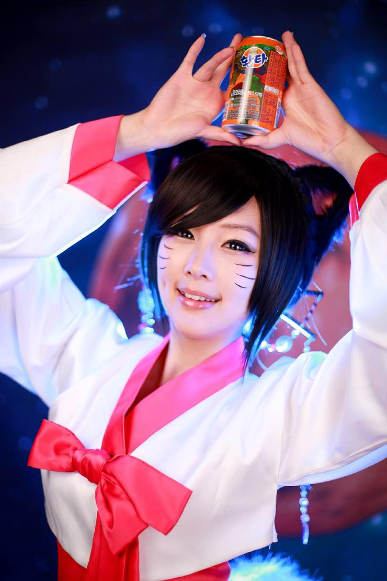 Tasha扮英雄联盟LOL九尾妖狐双手将芬达易拉罐举到头顶