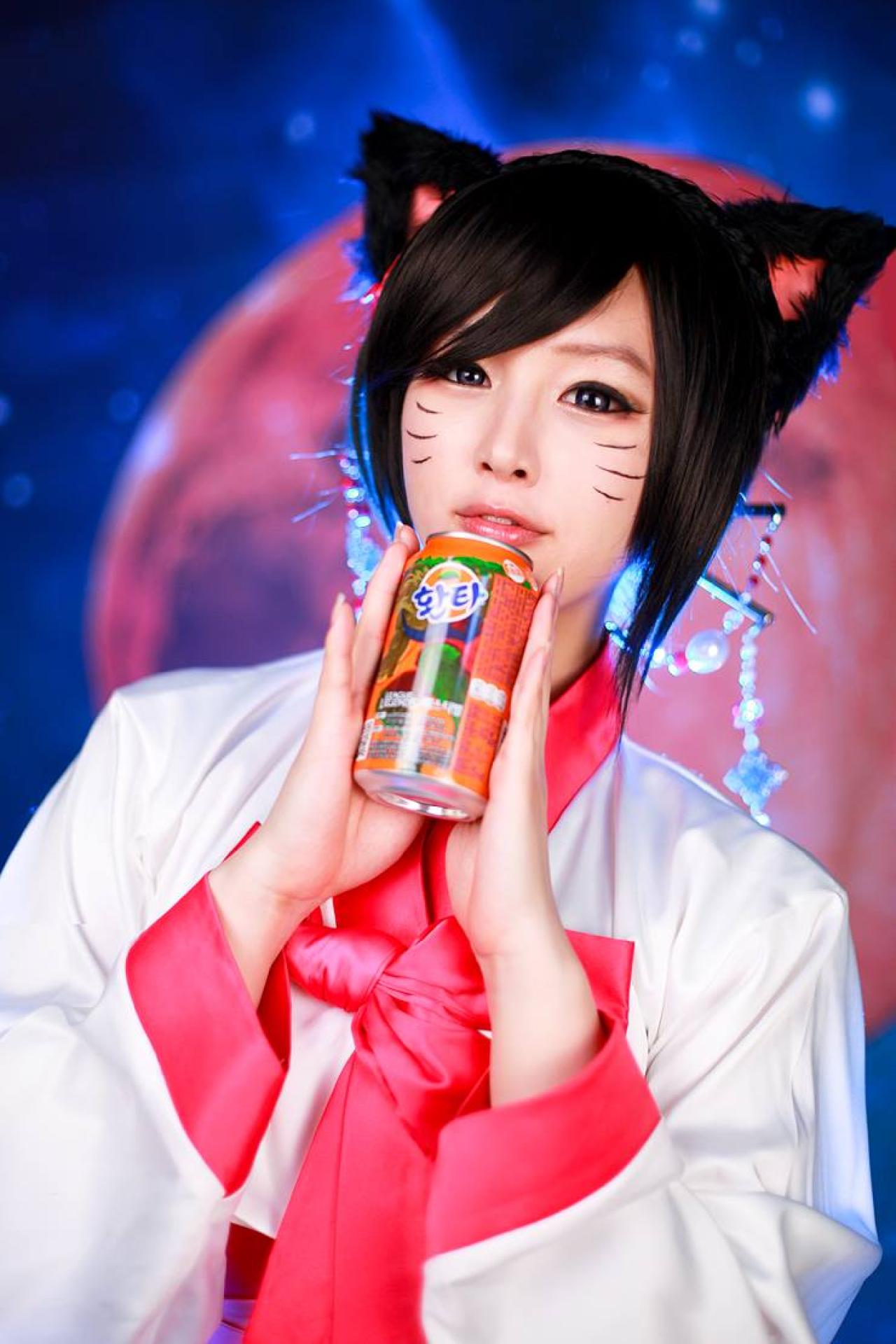 Tasha扮英雄联盟LOL九尾妖狐双手将芬达易拉罐捧在手心