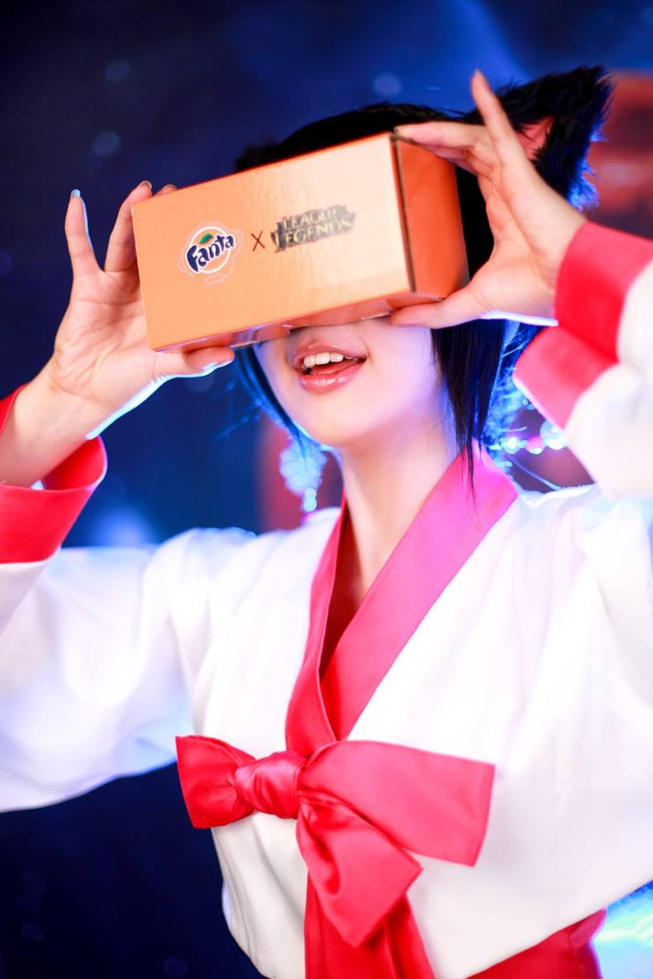 Tasha扮英雄联盟LOL九尾妖狐双手捧着芬达英雄联盟包装盒遮住眼睛