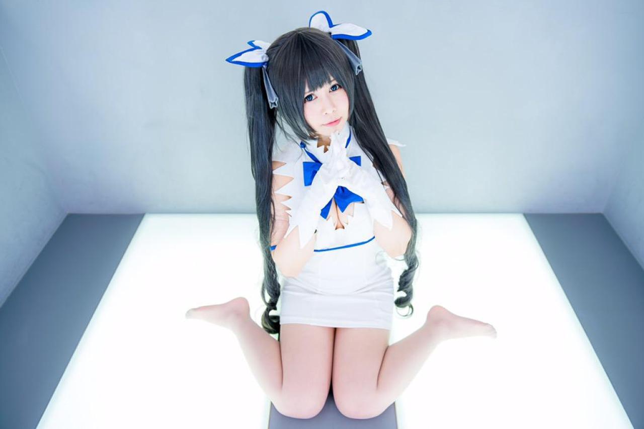 天羽みあ扮赫斯缇雅双手交叉放在胸前 跪姿 正面