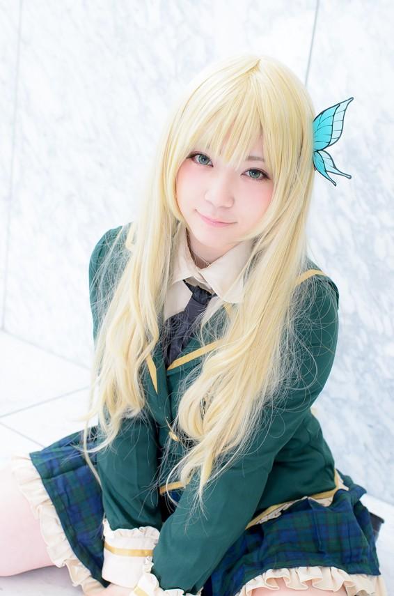 星乃まみ扮柏崎星奈 跪姿 4/3侧面