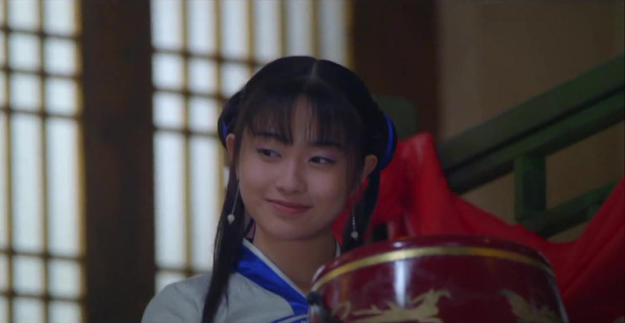 孙雪宁扮赵灵儿捧着酒坛子从楼梯上缓缓走下