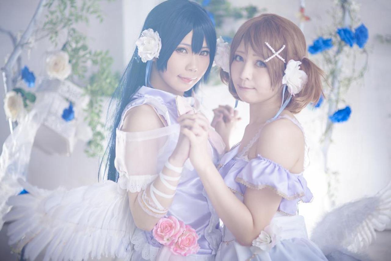 ステラ扮园田海未和かりちゃ扮小泉花阳双手握在在一起 睁眼 侧面