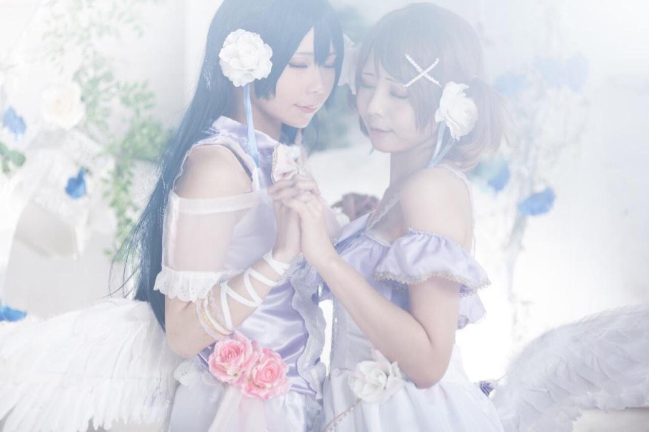 ステラ扮园田海未和かりちゃ扮小泉花阳双手握在一起 闭眼 侧面