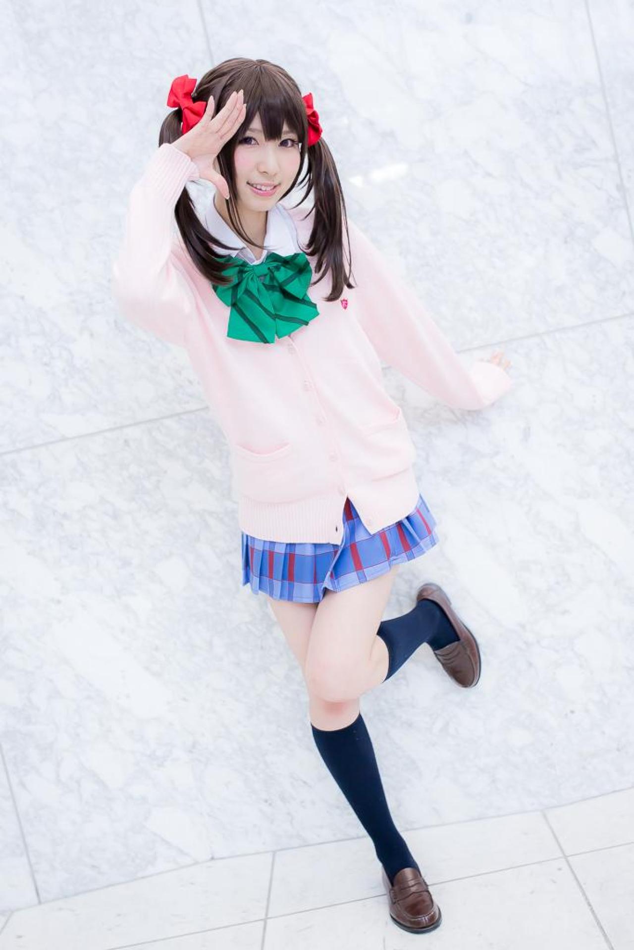 璃波扮演LoveLive!矢泽妮可抬起右手放在额头前 抬起左腿 站姿