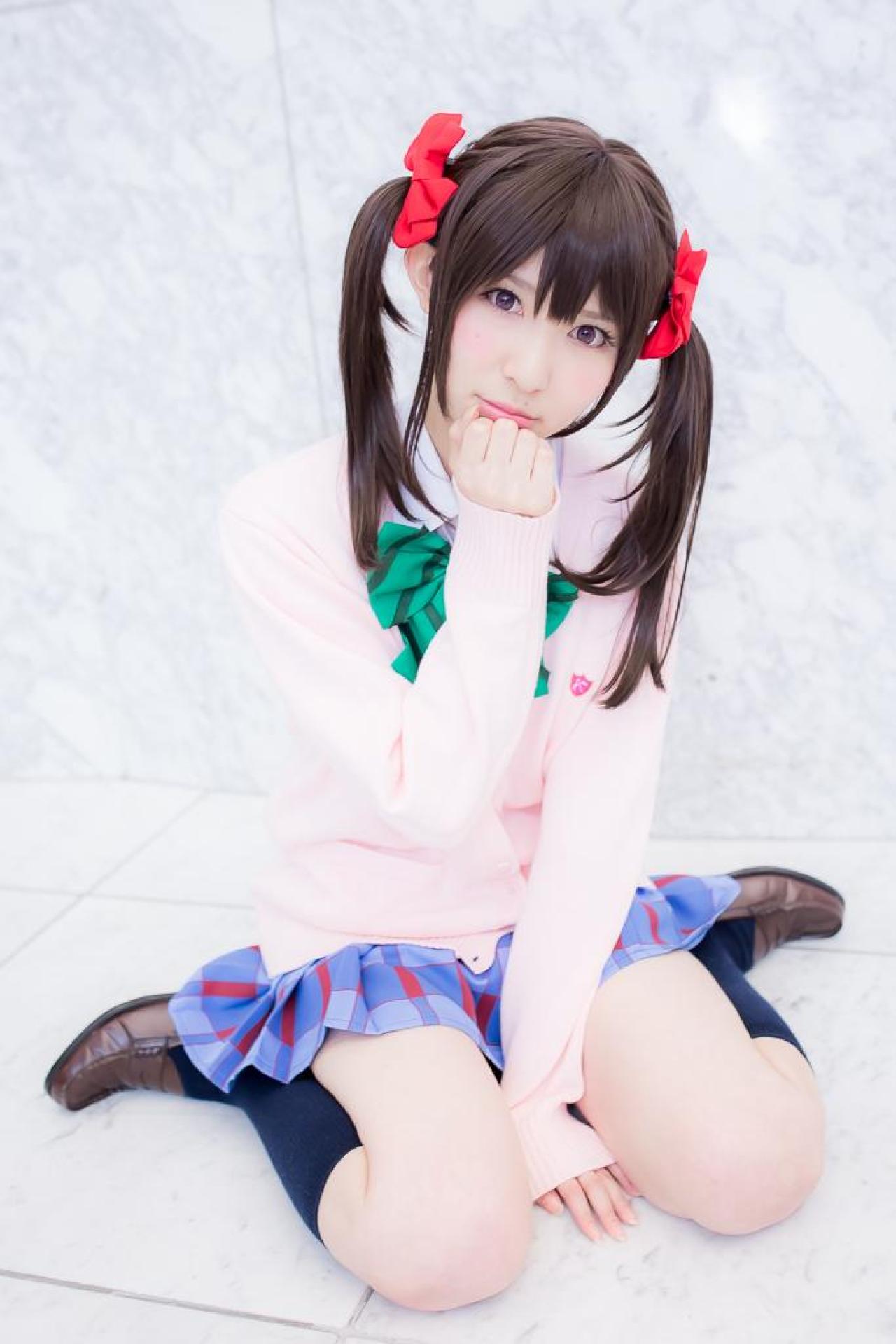 璃波扮演LoveLive!矢泽妮可右手半握拳撑着下巴，左手撑着地面，跪姿