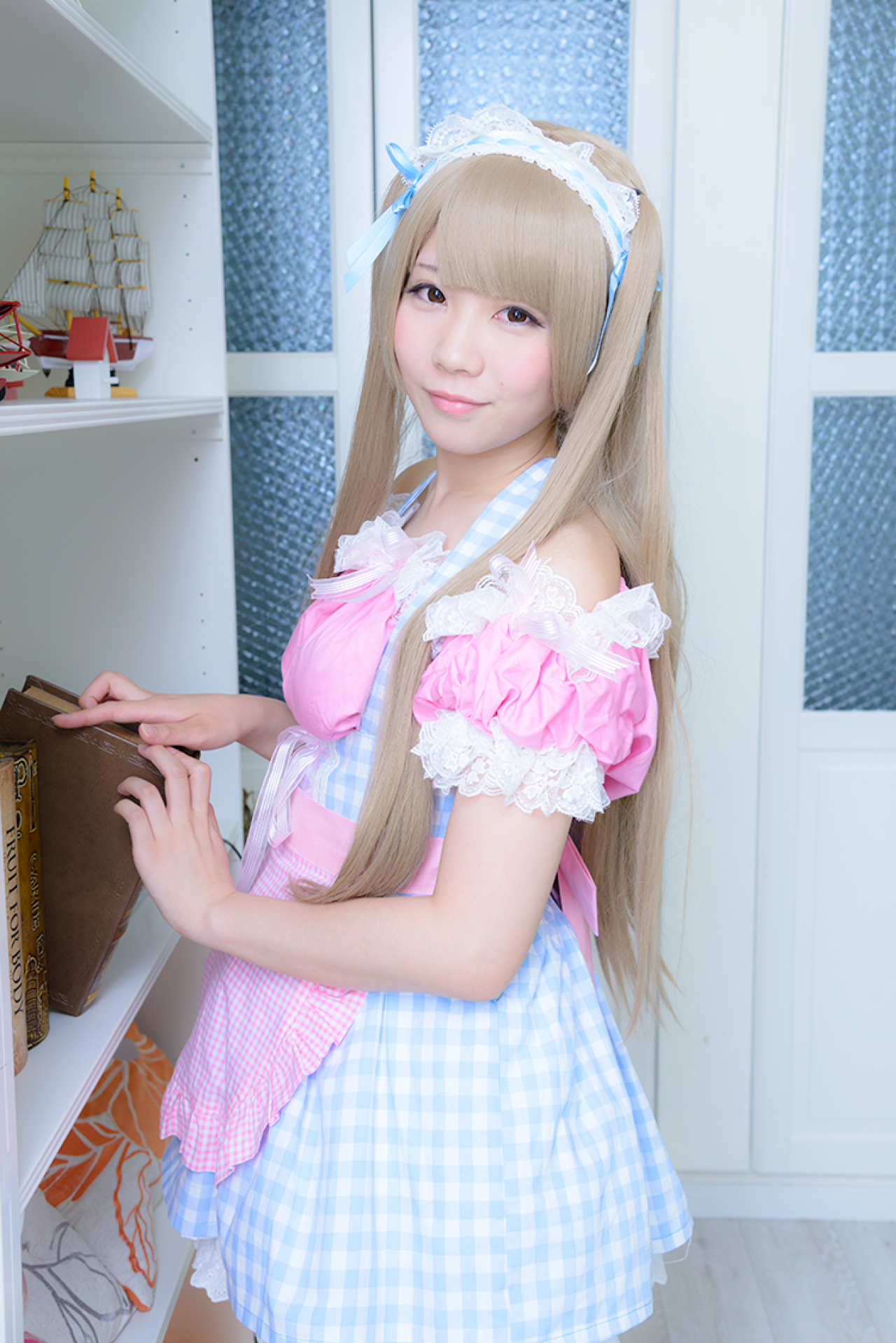 ないる正将书放入书柜中，侧面微笑