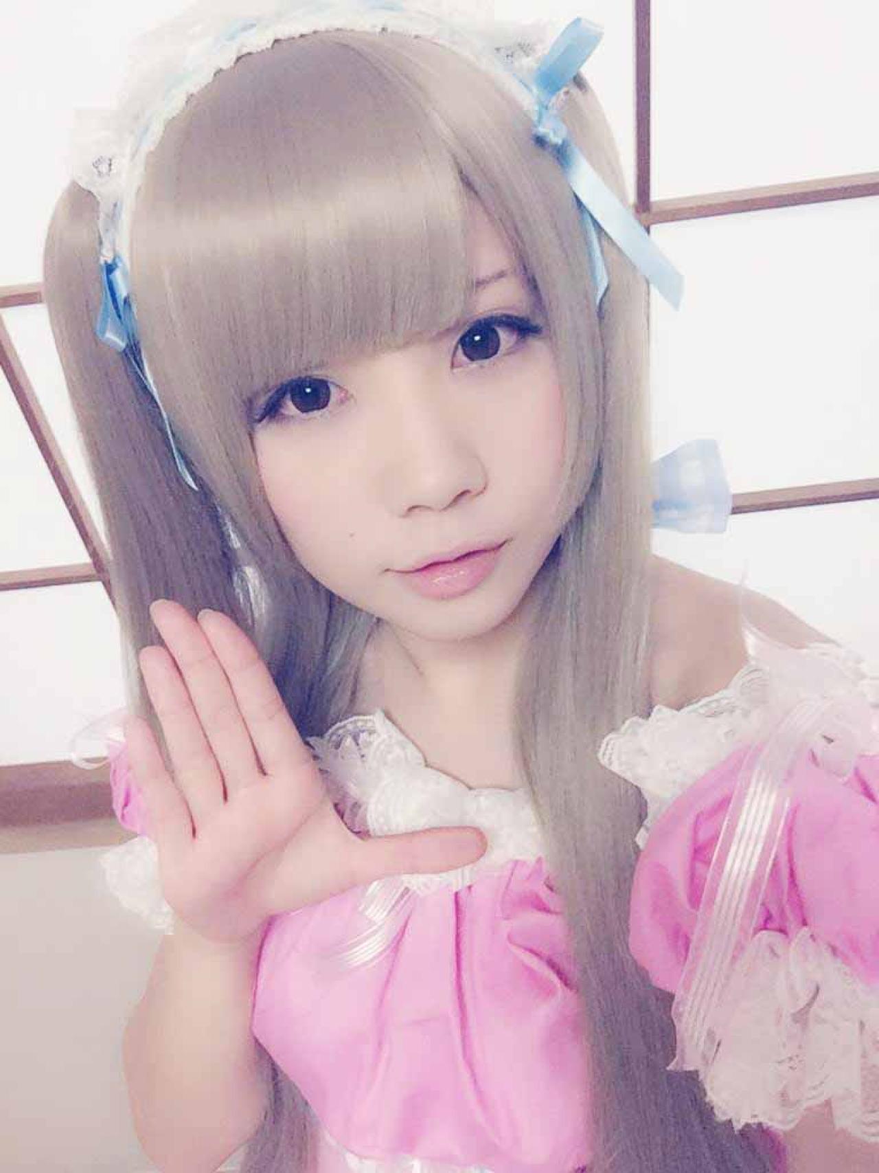 ないる伸出右手，四肢并拢，放在胸前自拍