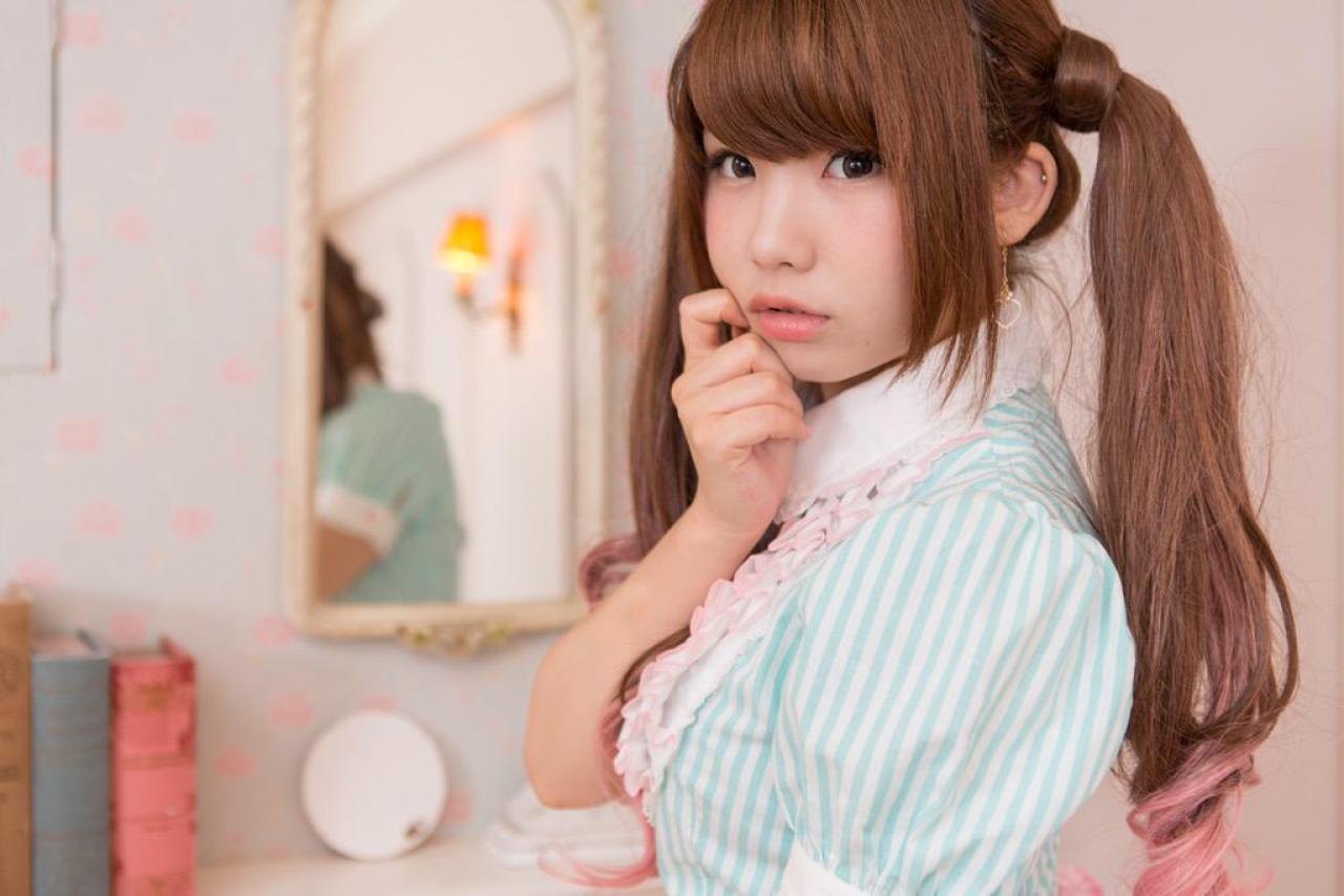 enakoえなこ扮女仆在梳妆镜前 回眸