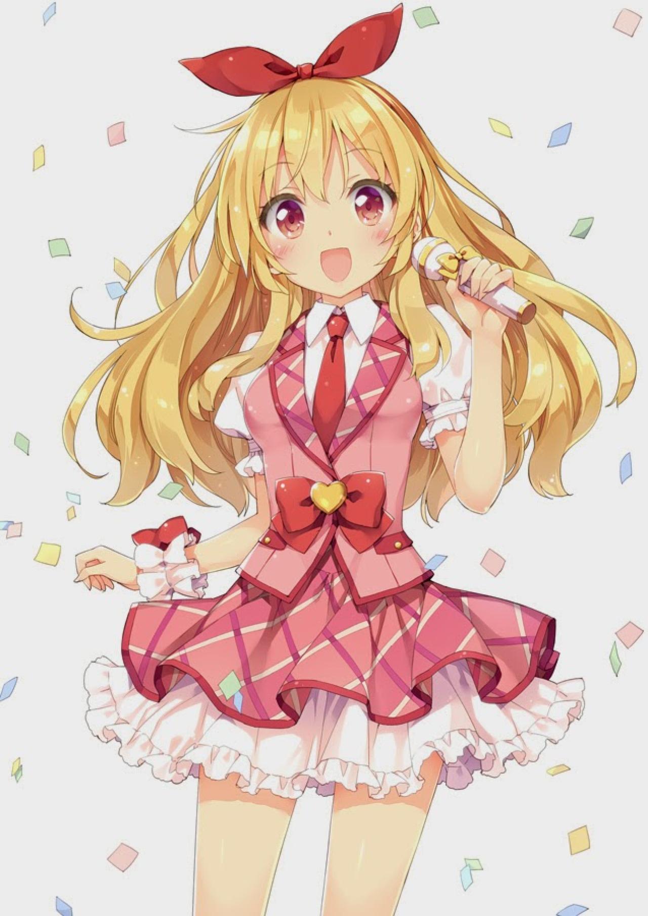 《偶像活动》中拿着麦克风正在唱歌的星宫莓