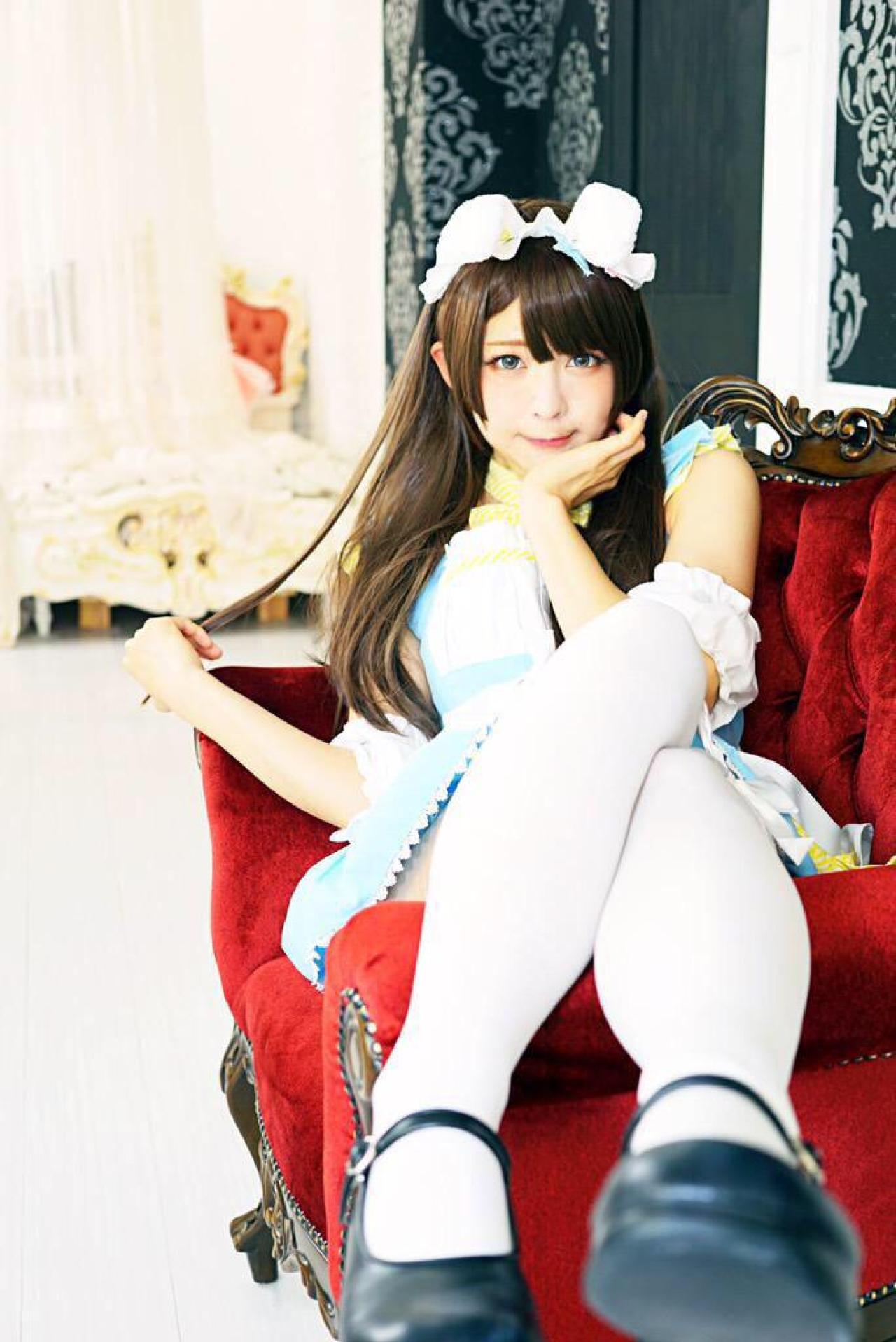かりちゃ靠坐在红色宫廷椅子上 正面