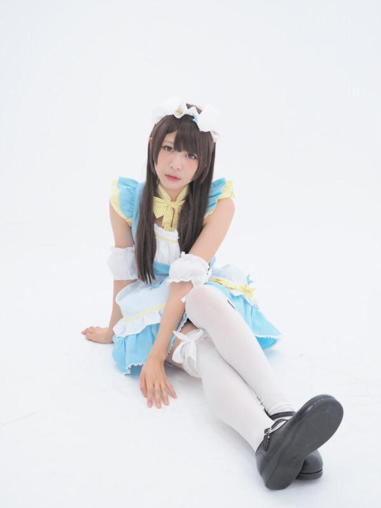 かりちゃ双腿前伸，坐在地上