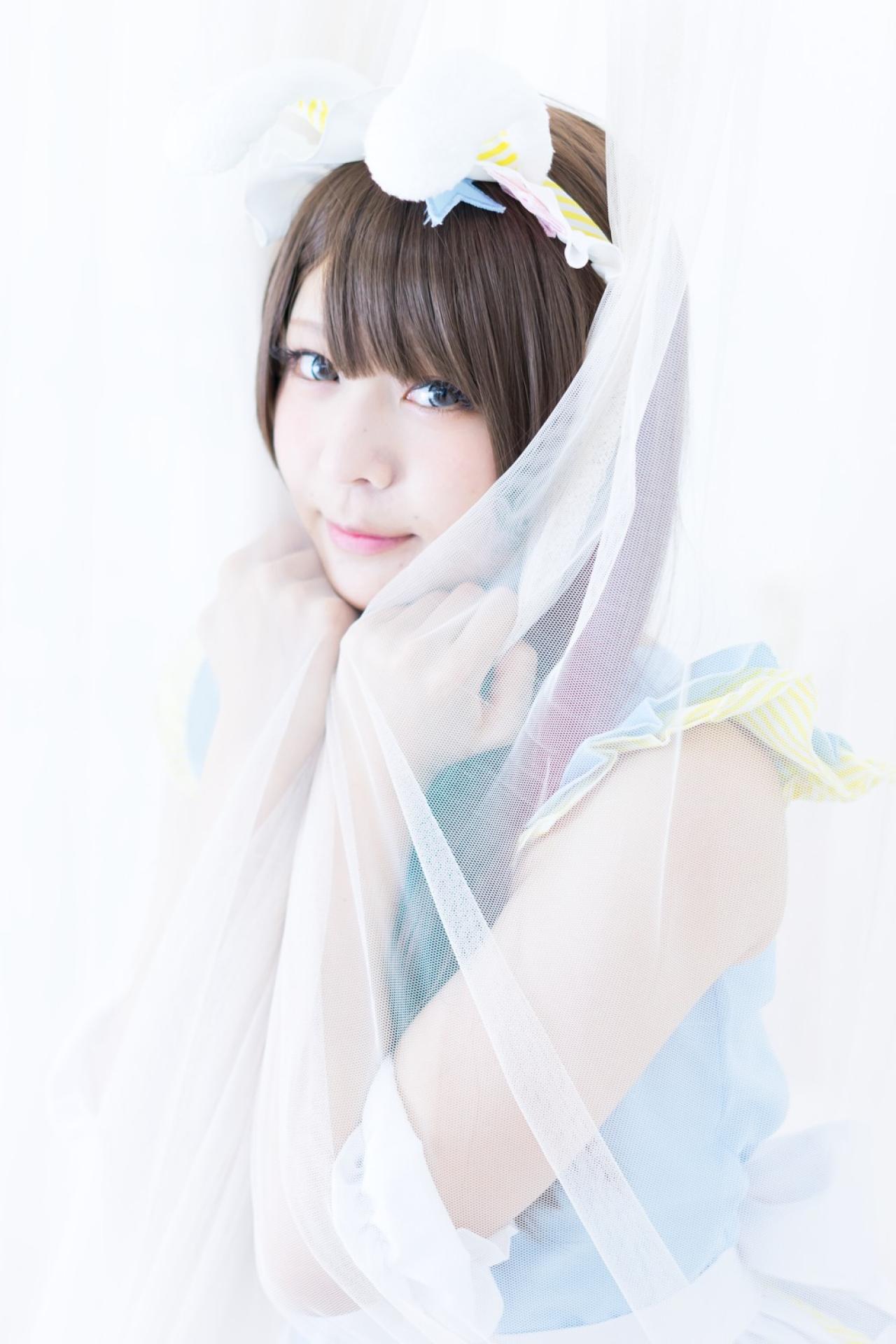 かりちゃ双手撑着下巴，披着纱巾